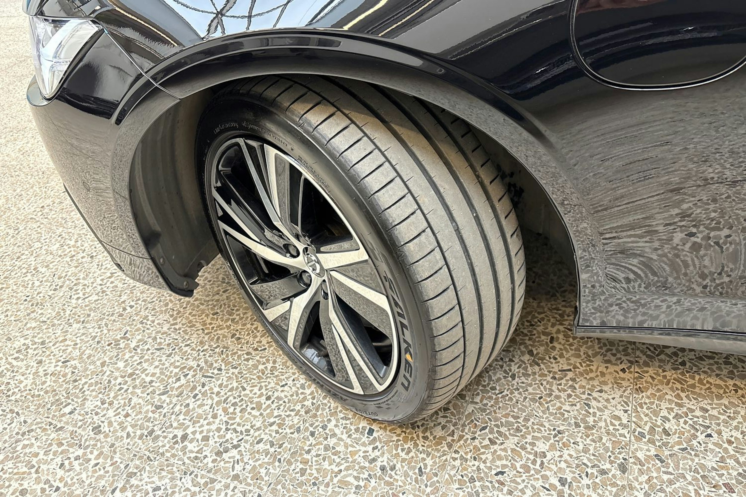 musta Volvo V90 2022 kuva 13.