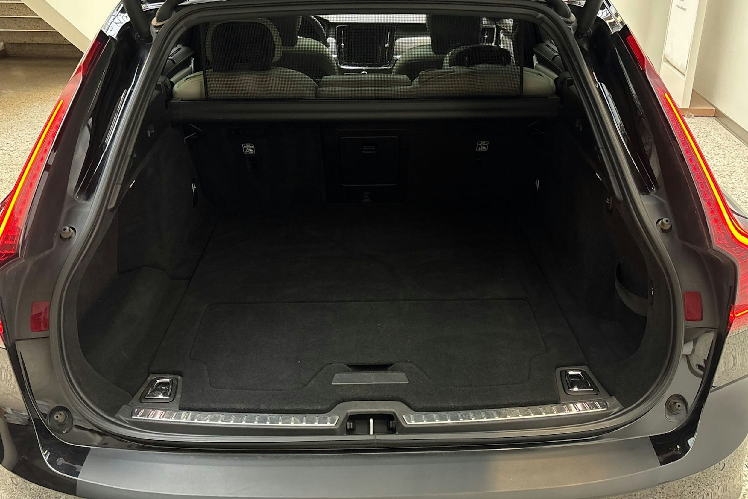 musta Volvo V90 2022 kuva 14.