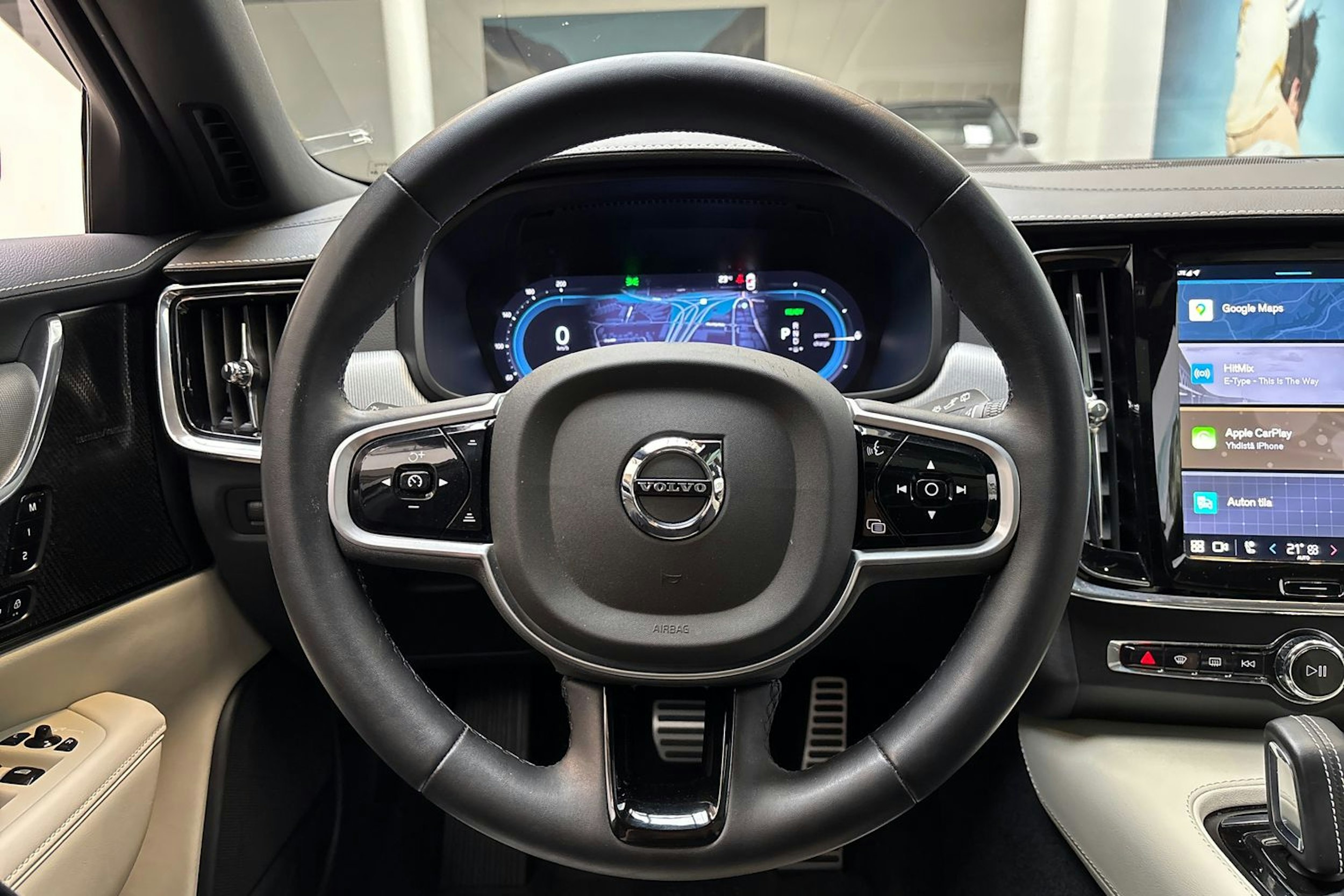 musta Volvo V90 2022 kuva 18.