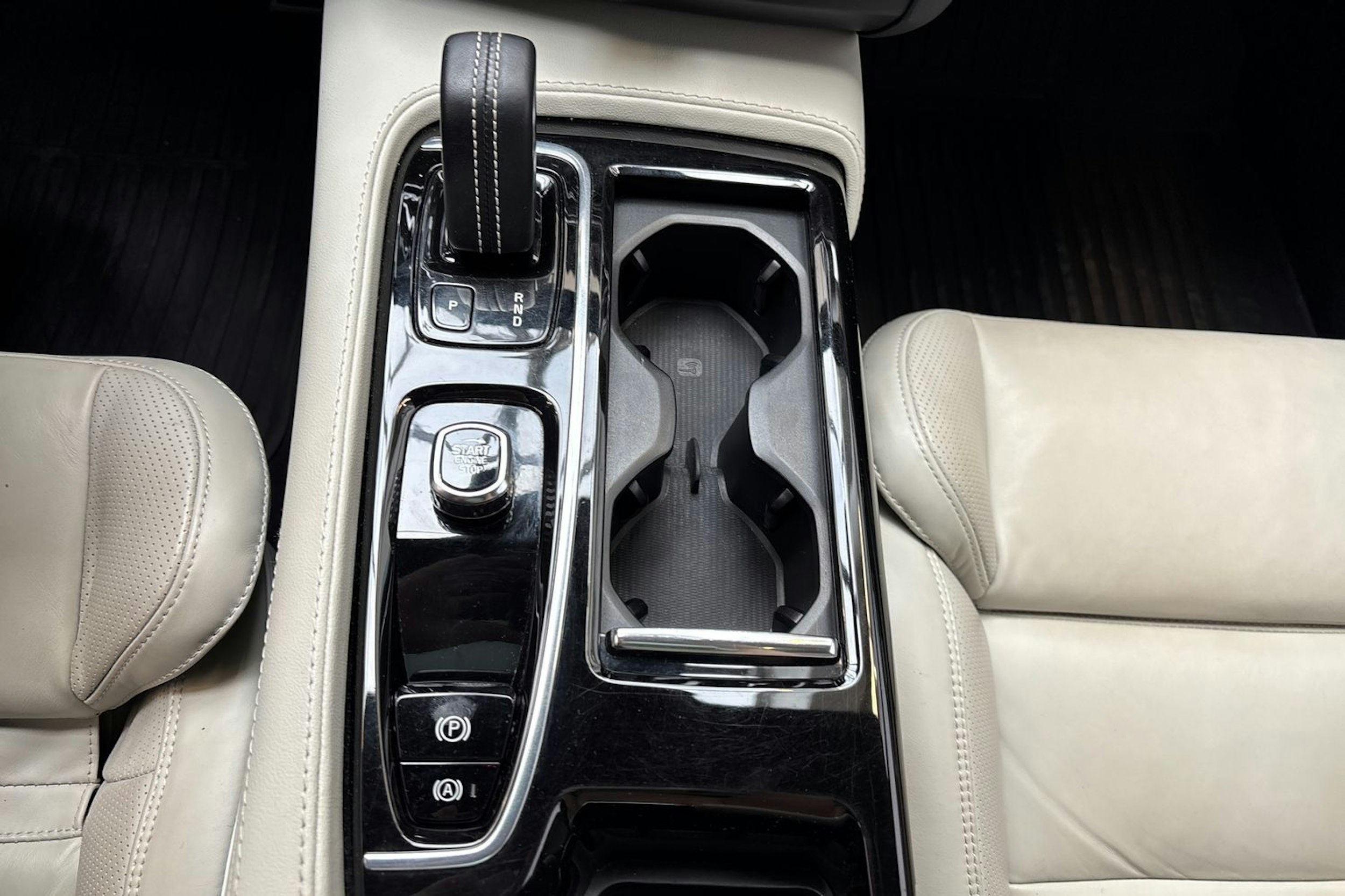 musta Volvo V90 2022 kuva 28.