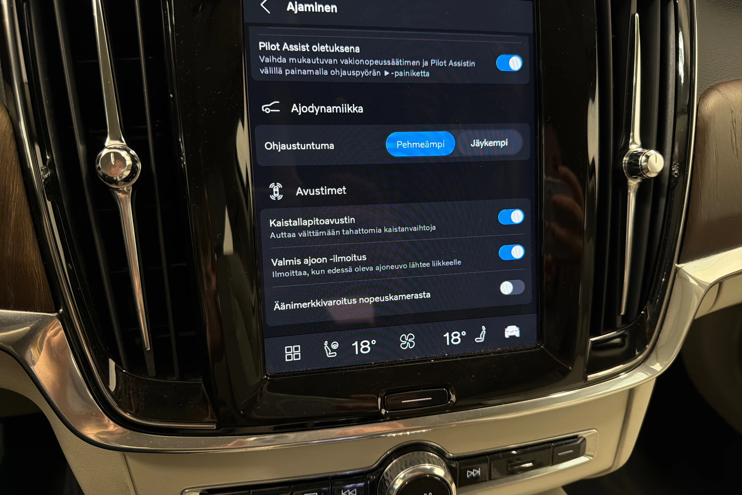sininen Volvo V90 2022 kuva 37.