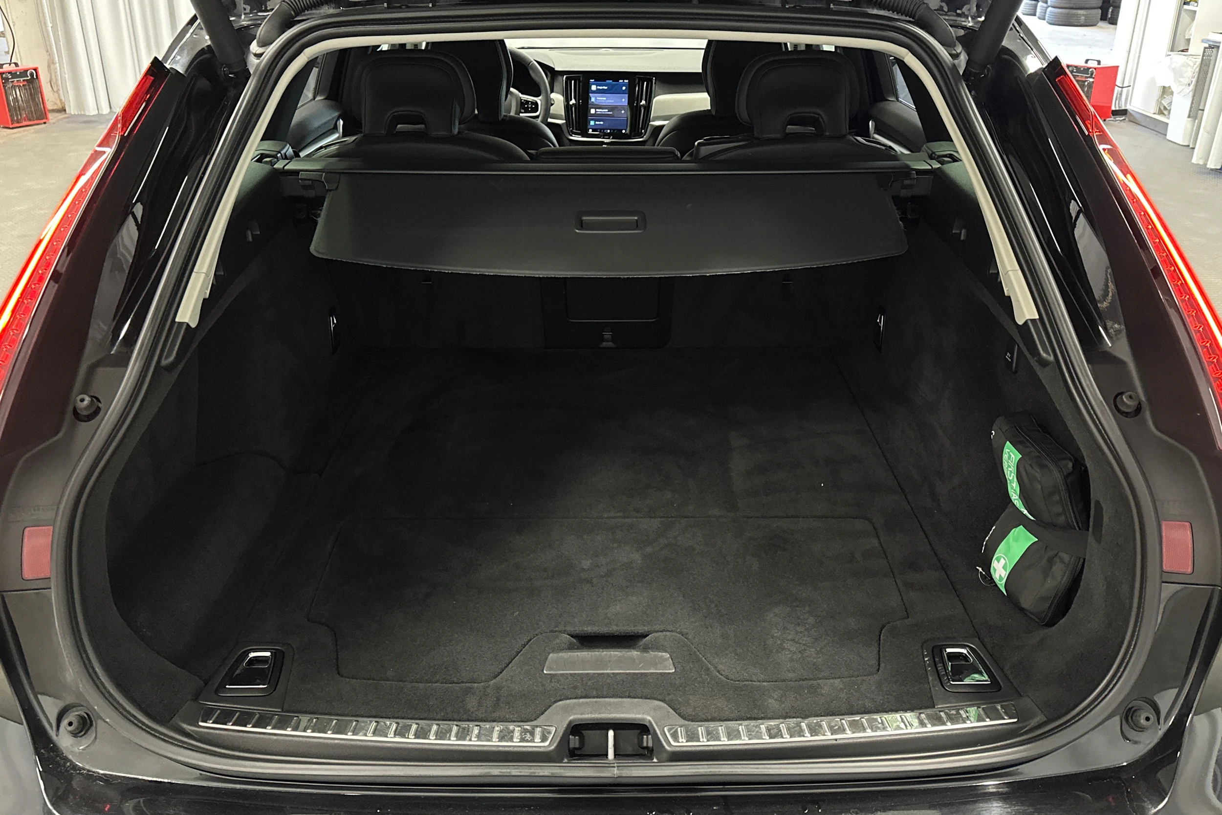 musta Volvo V90 2023 kuva 15.