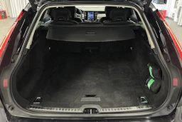 musta Volvo V90 2023 kuva 15.