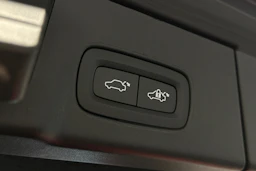 musta Volvo V90 2023 kuva 16.