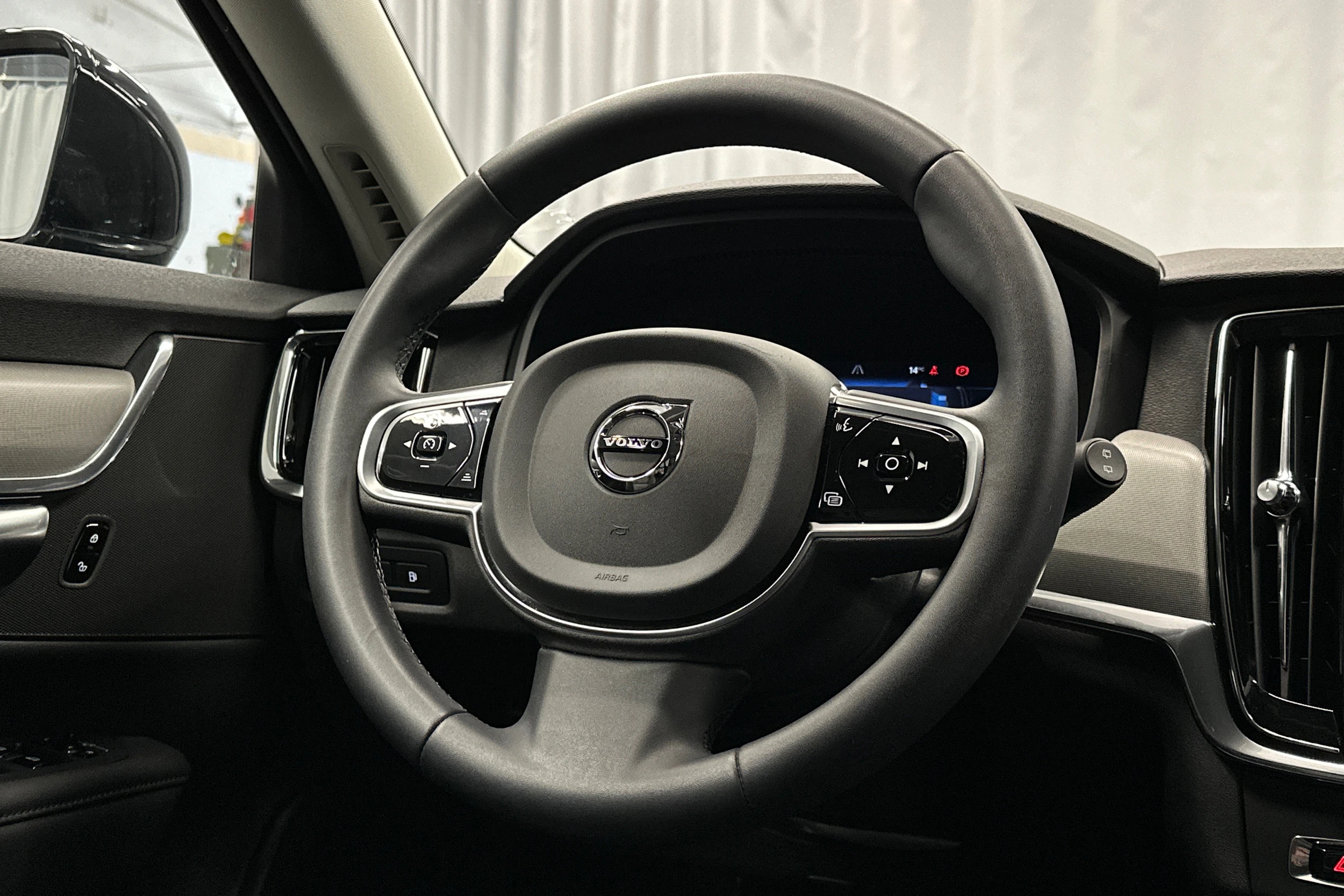 musta Volvo V90 2023 kuva 19.