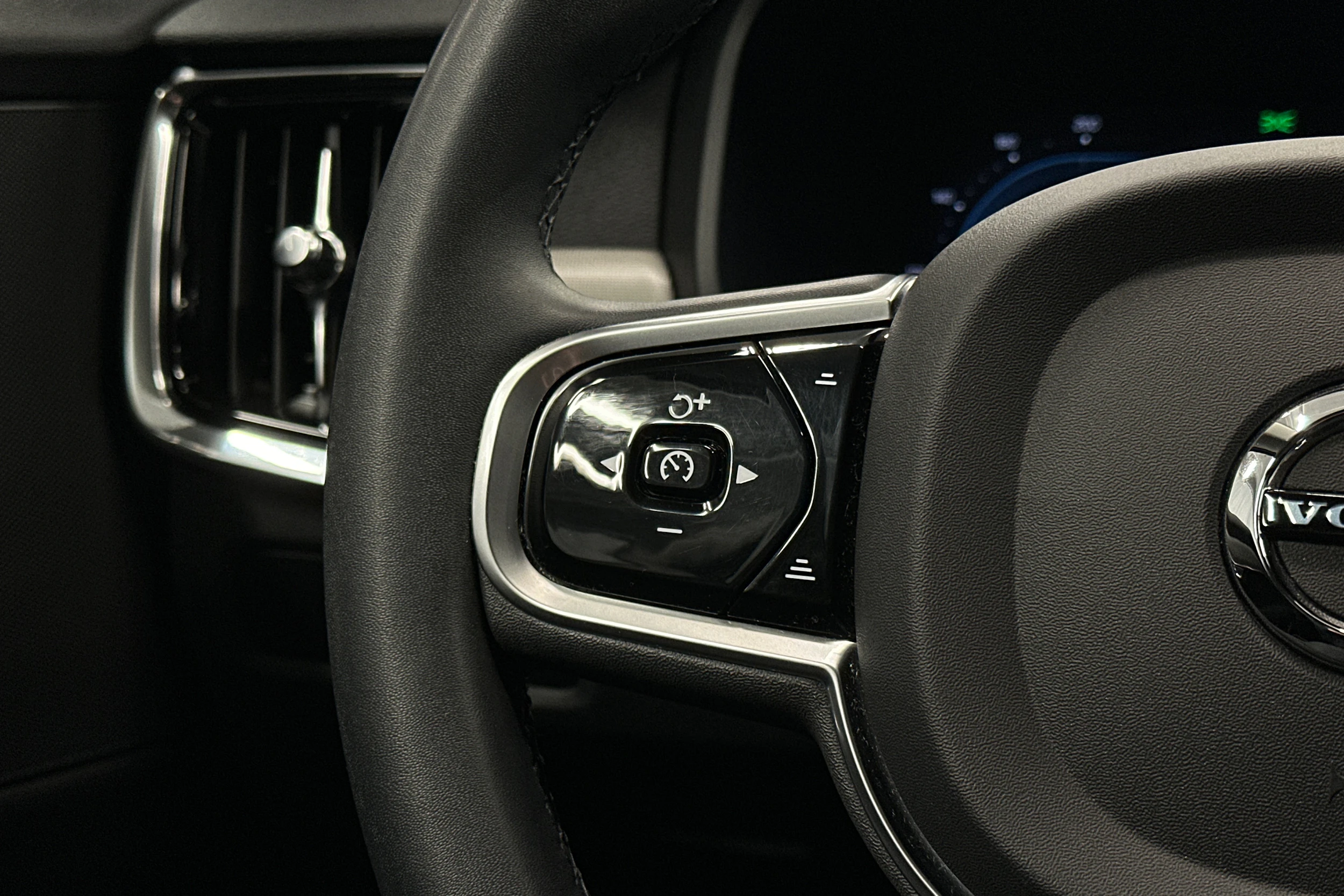 musta Volvo V90 2023 kuva 20.