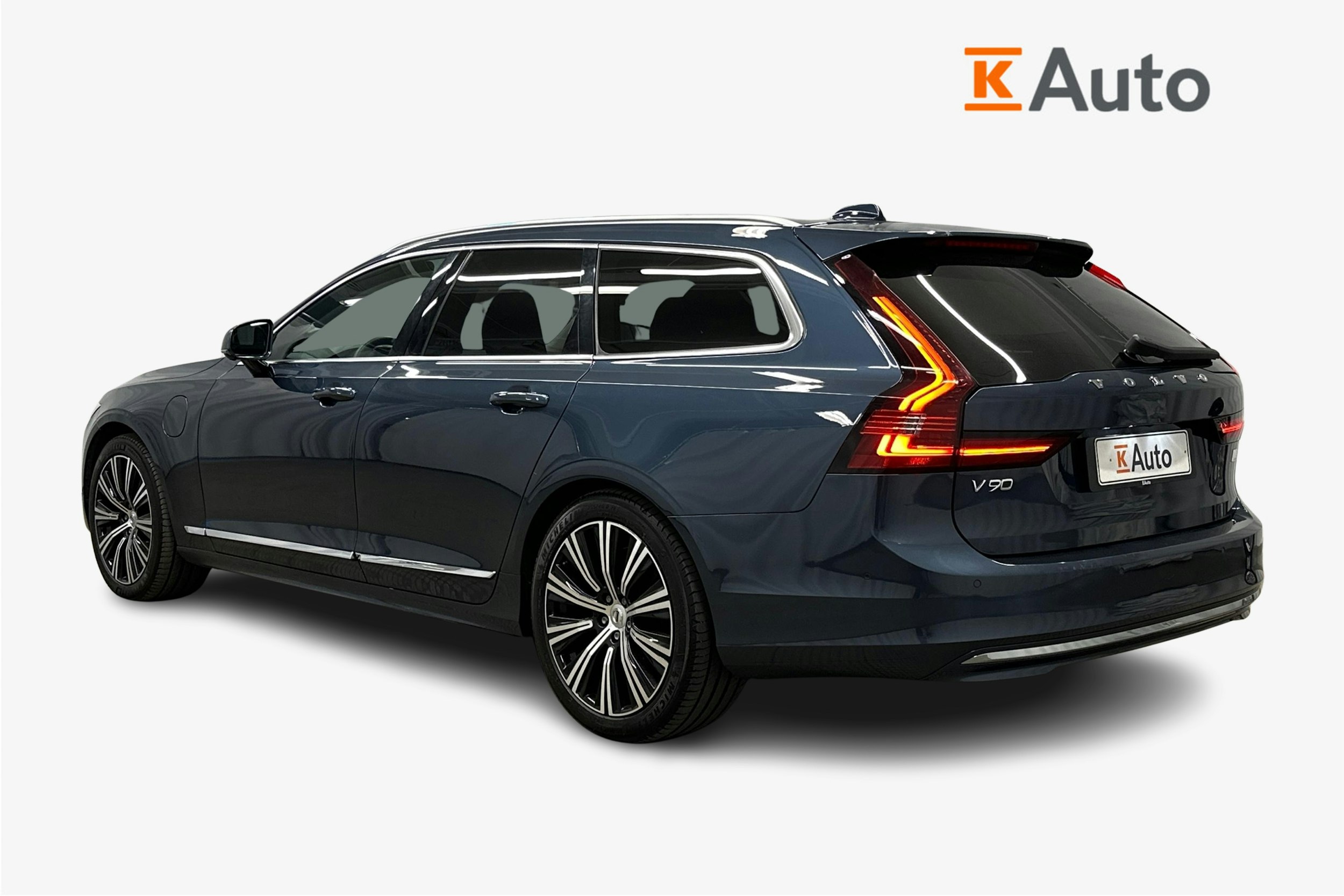 sininen Volvo V90 2023 kuva 2.