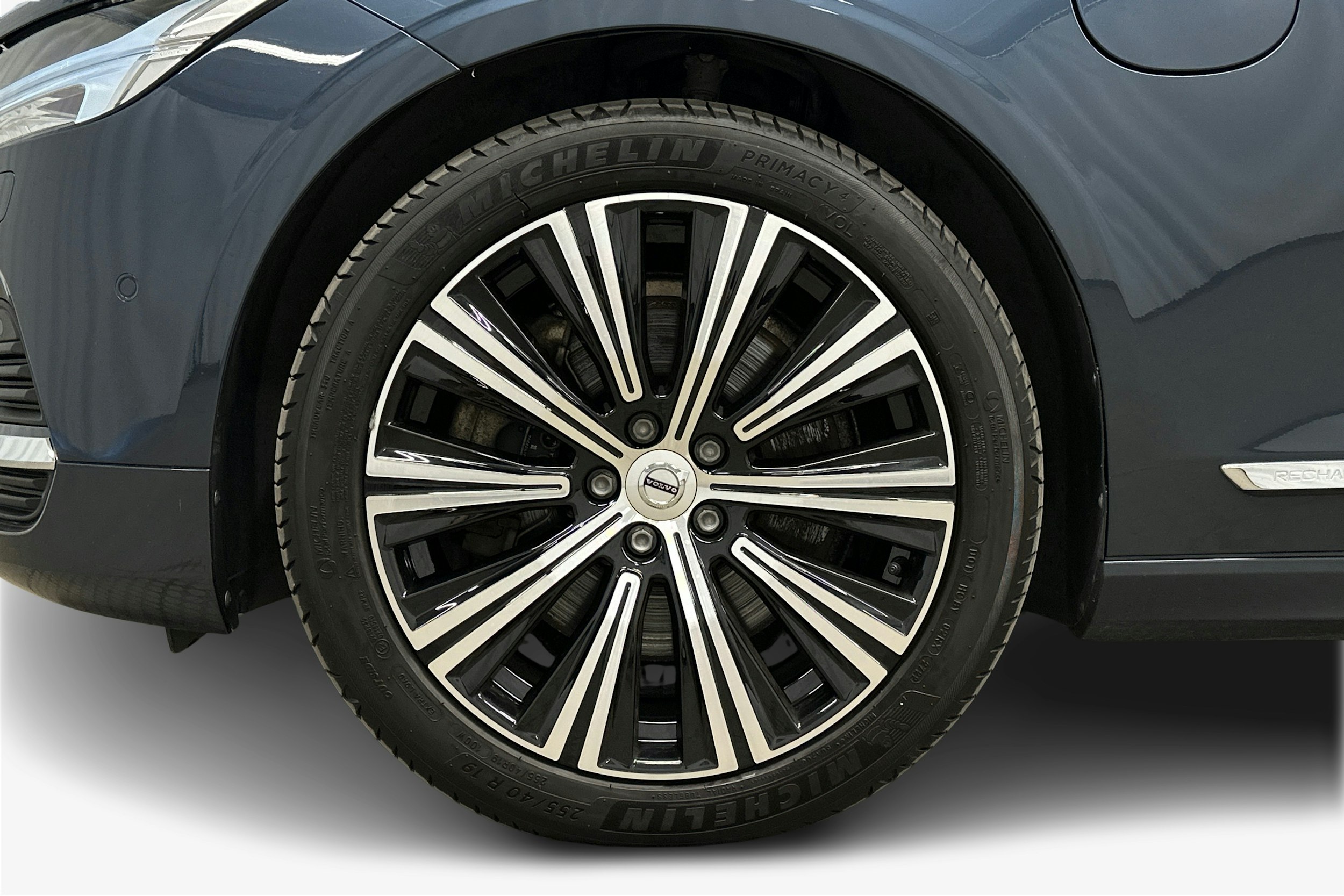 sininen Volvo V90 2023 kuva 11.