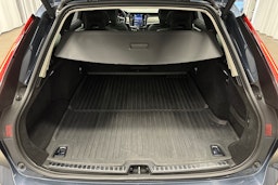 sininen Volvo V90 2023 kuva 14.