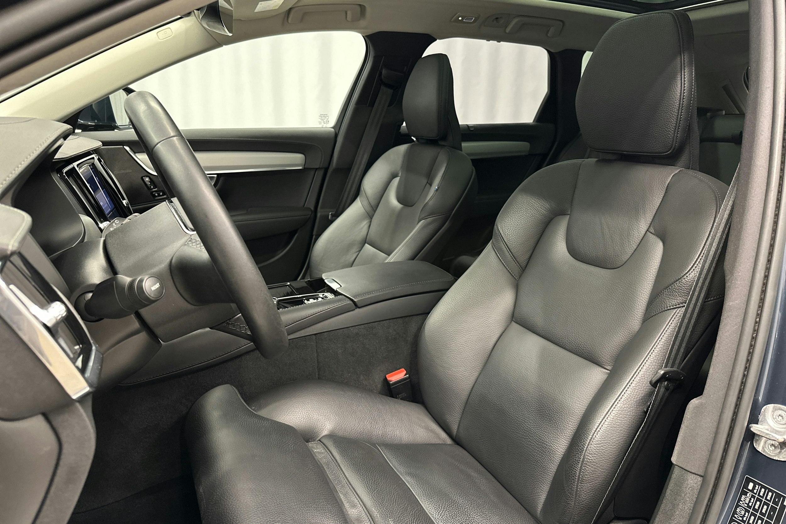 sininen Volvo V90 2023 kuva 18.
