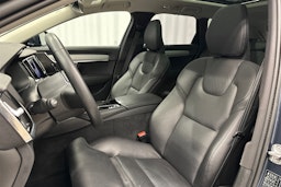 sininen Volvo V90 2023 kuva 18.