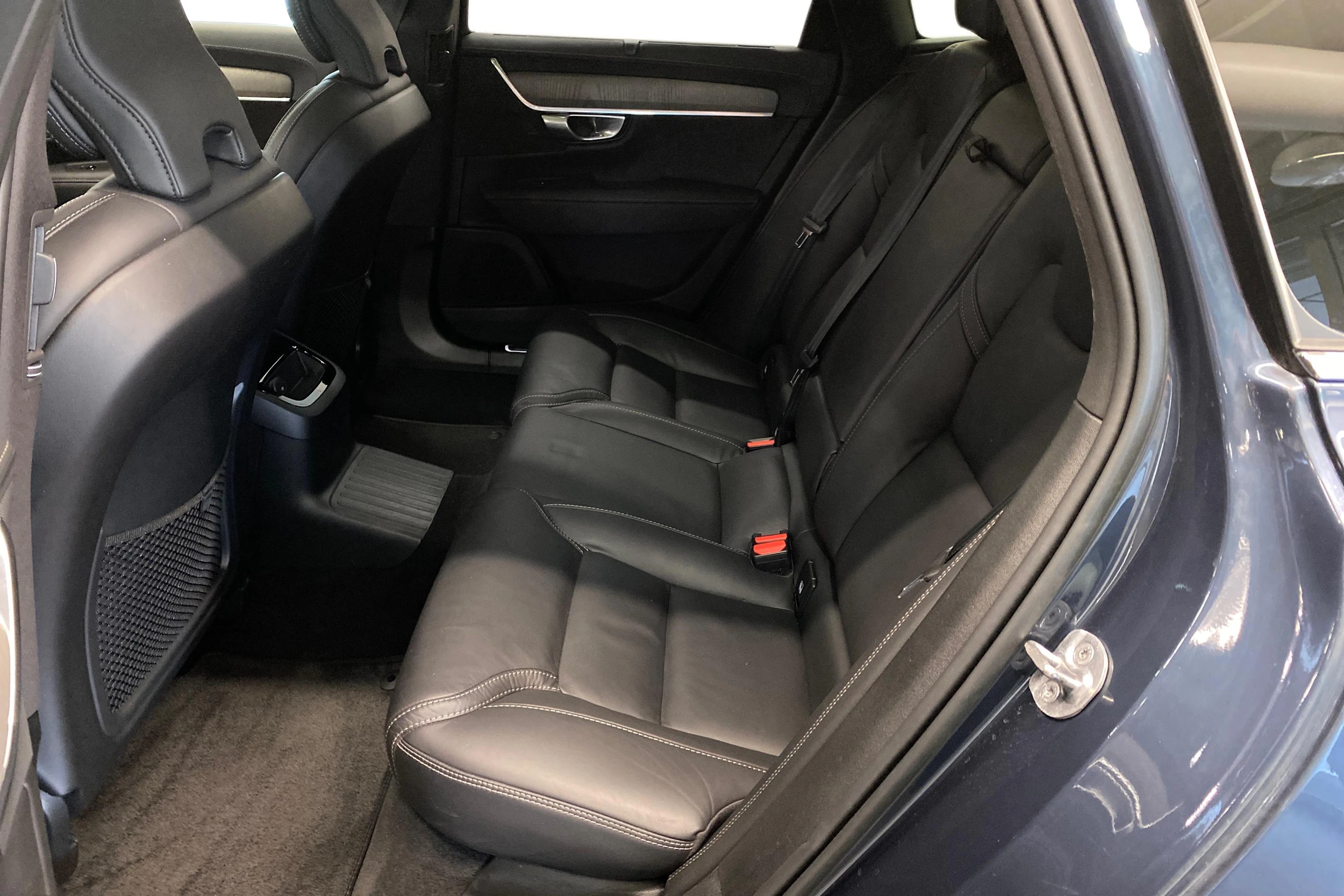 sininen Volvo V90 2023 kuva 11.