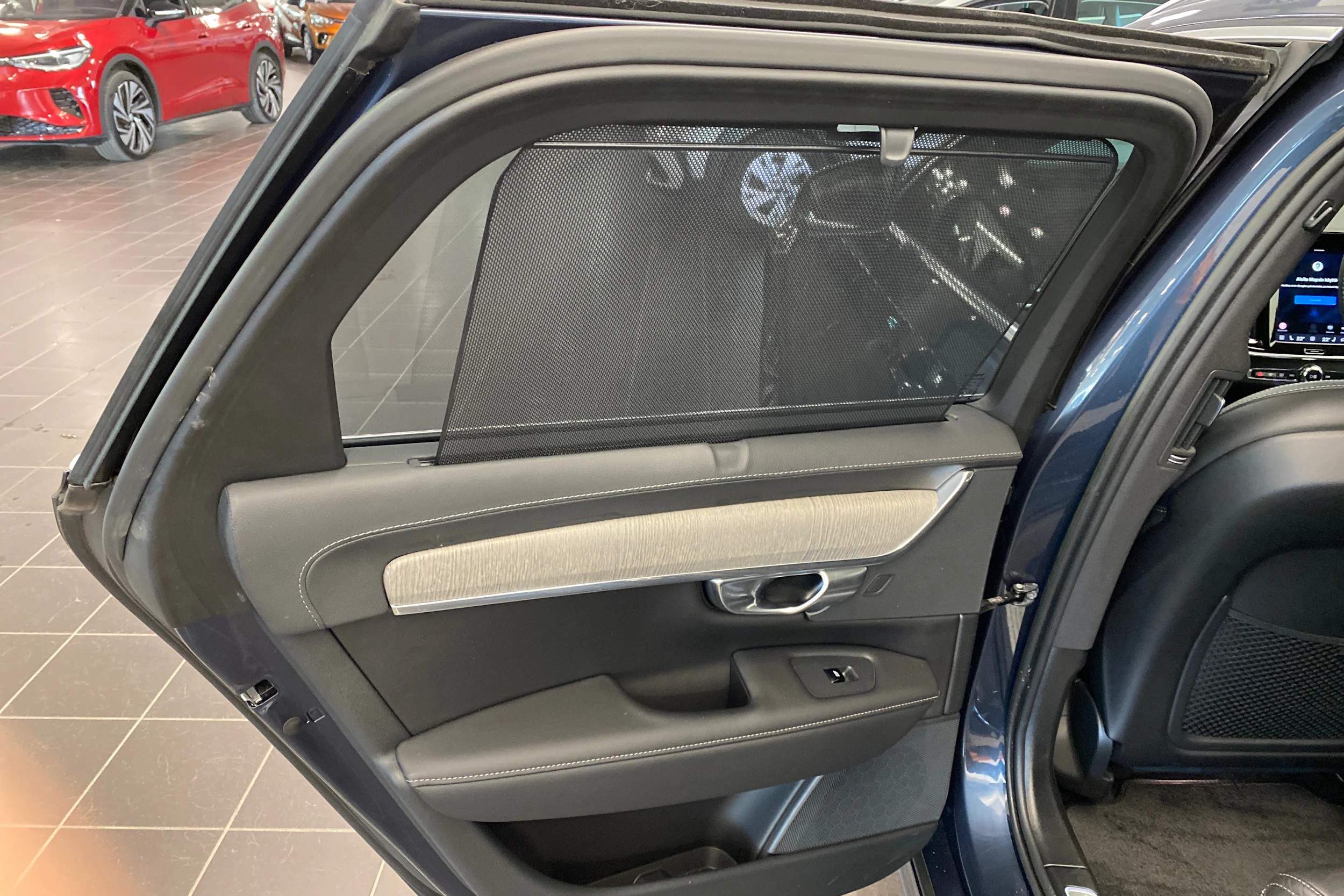 sininen Volvo V90 2023 kuva 26.