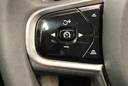 sininen Volvo V90 2023 kuva 28.