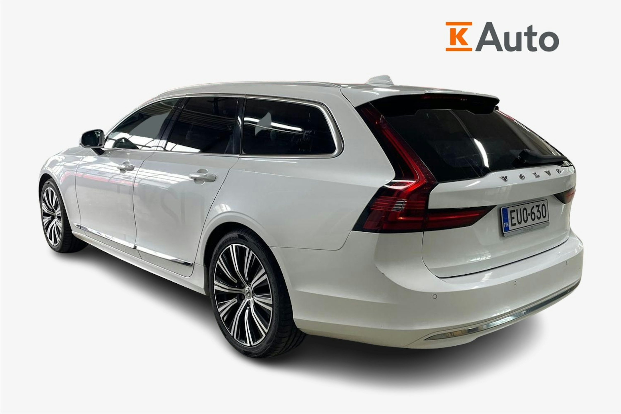valkoinen Volvo V90 2023 kuva 2.