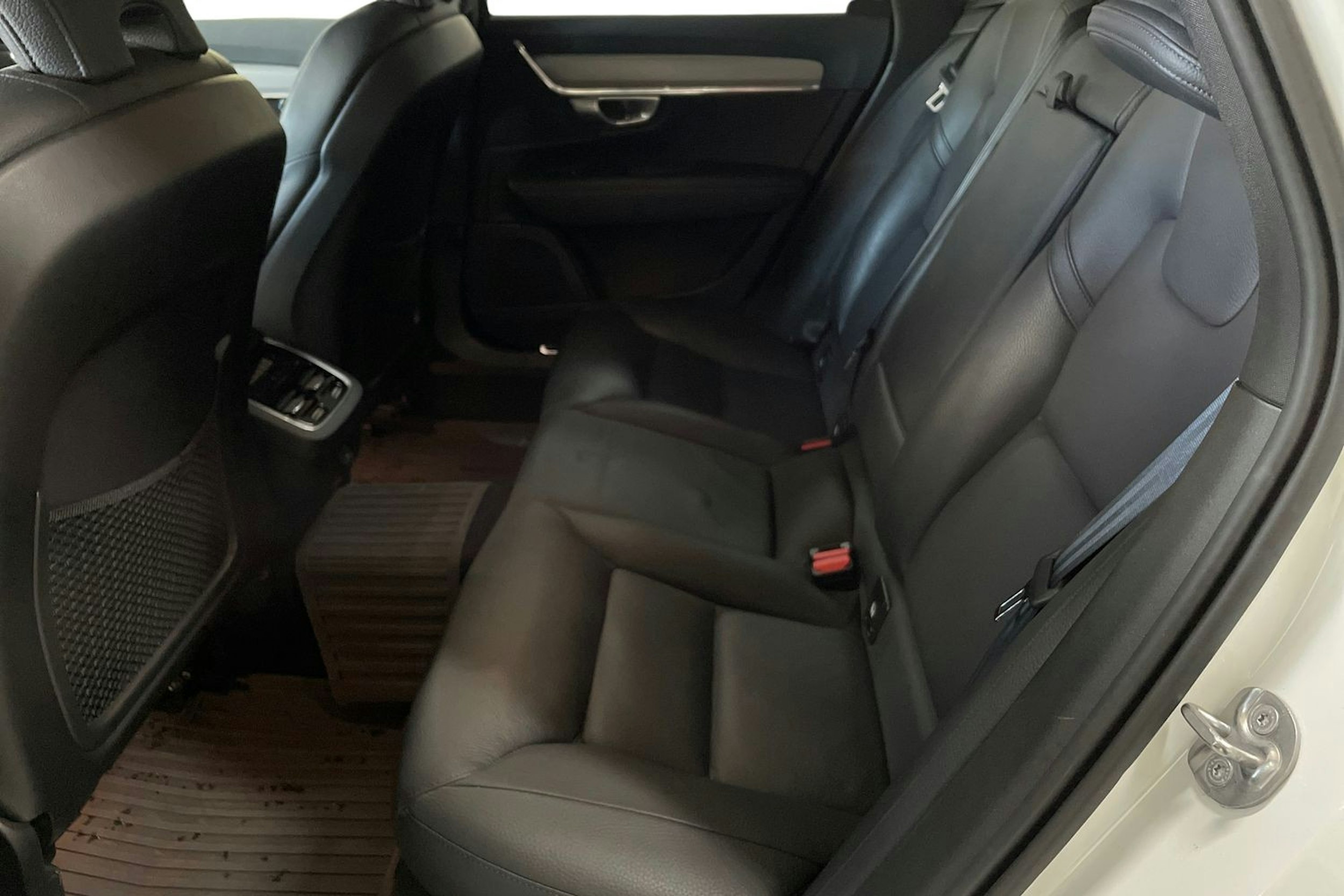 valkoinen Volvo V90 2023 kuva 8.