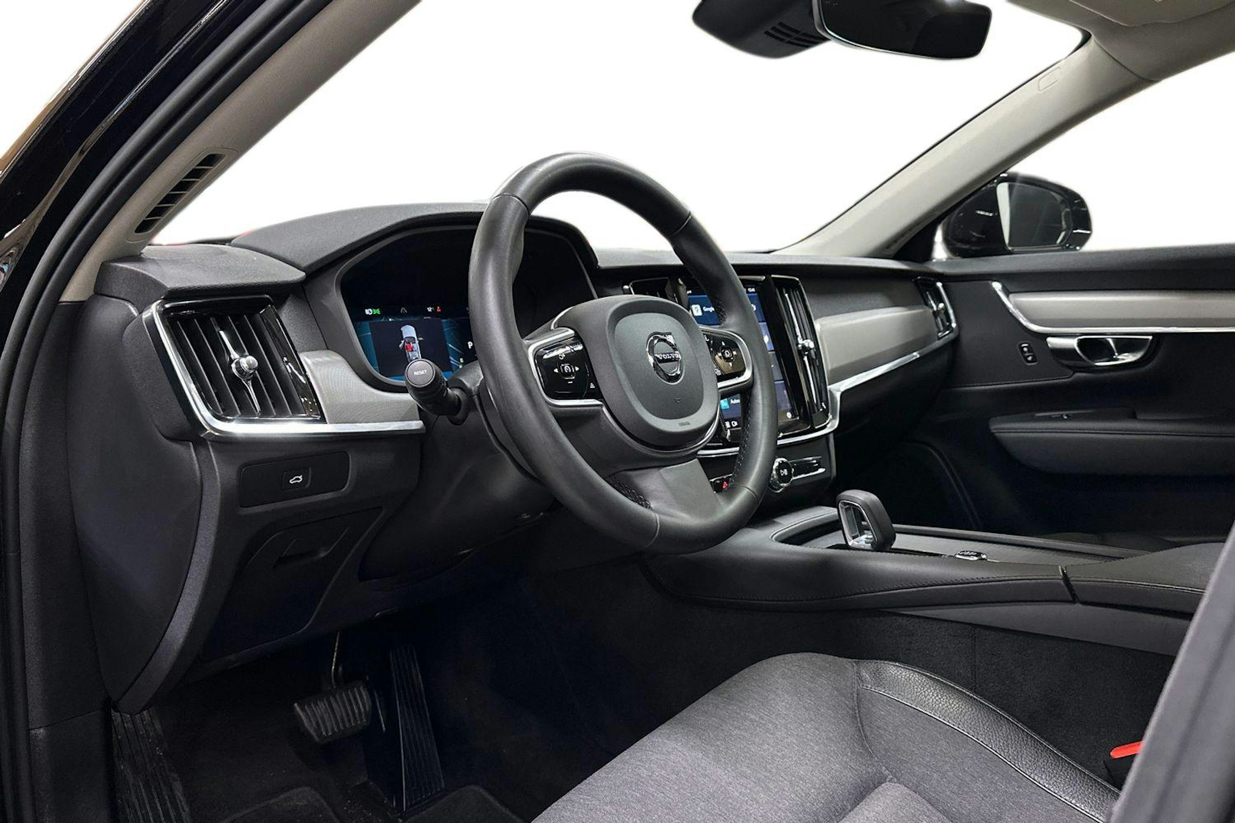 musta Volvo V90 2023 kuva 7.