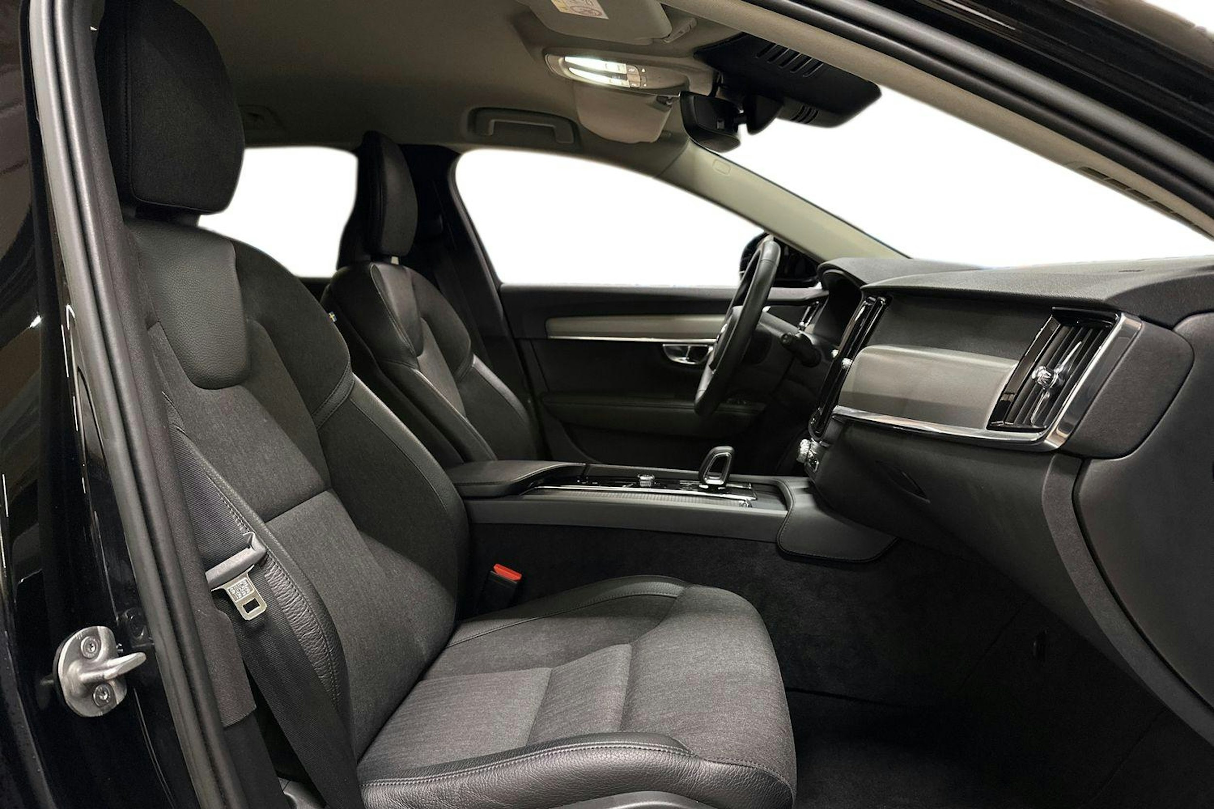 musta Volvo V90 2023 kuva 11.