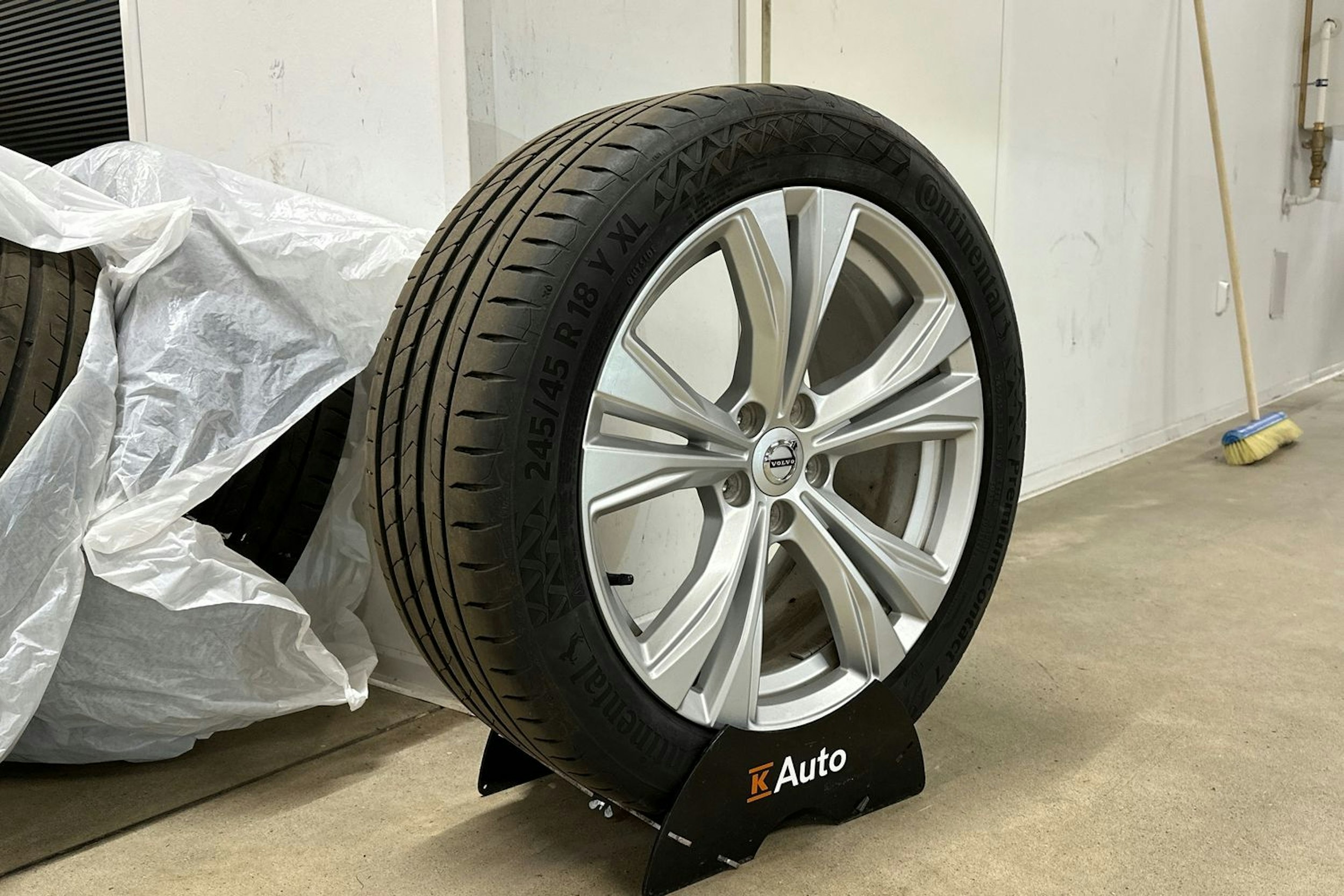 musta Volvo V90 2023 kuva 13.