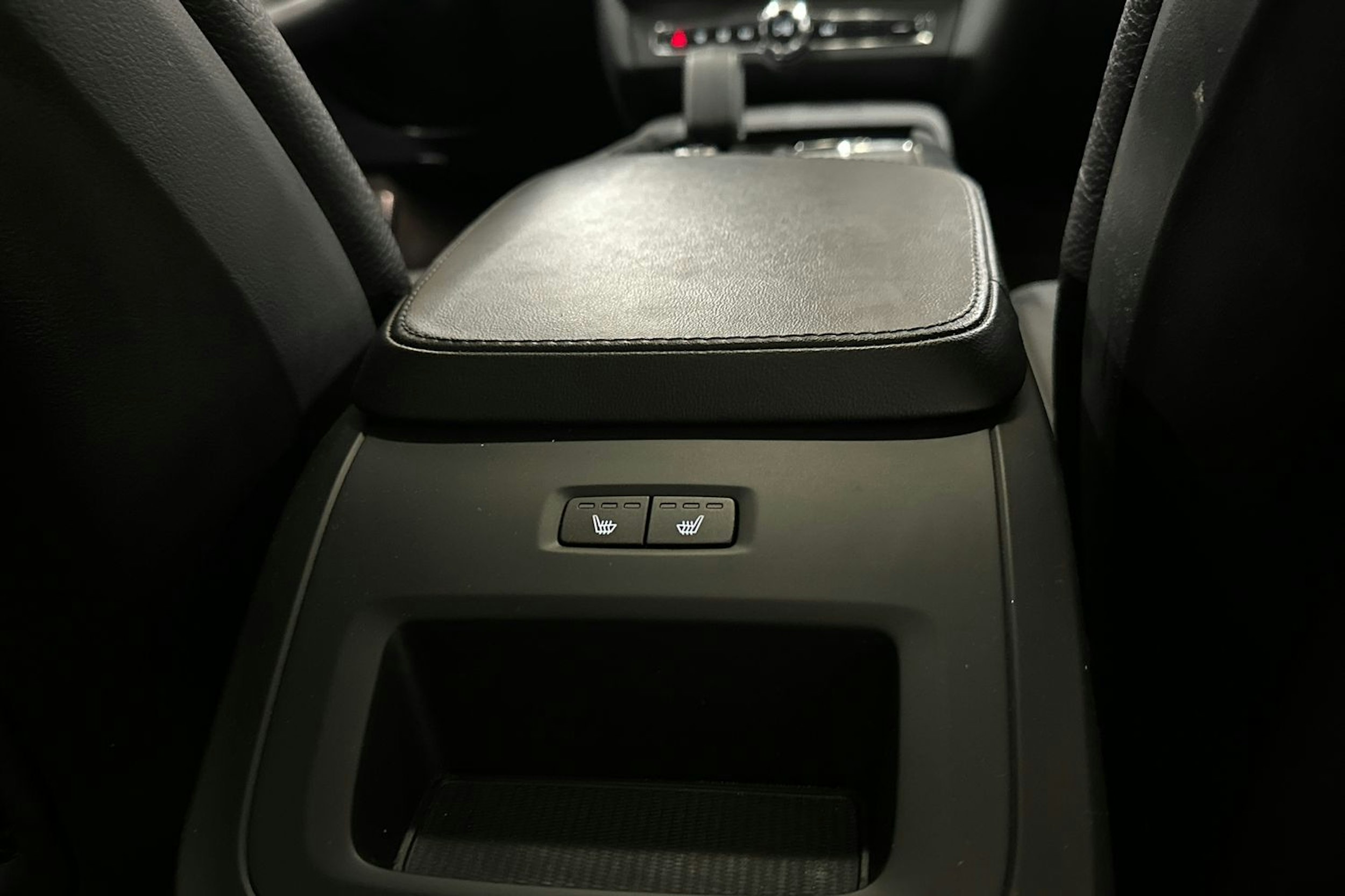 musta Volvo V90 2023 kuva 14.