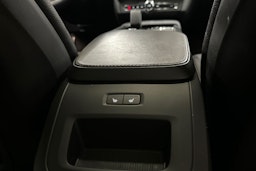 musta Volvo V90 2023 kuva 14.