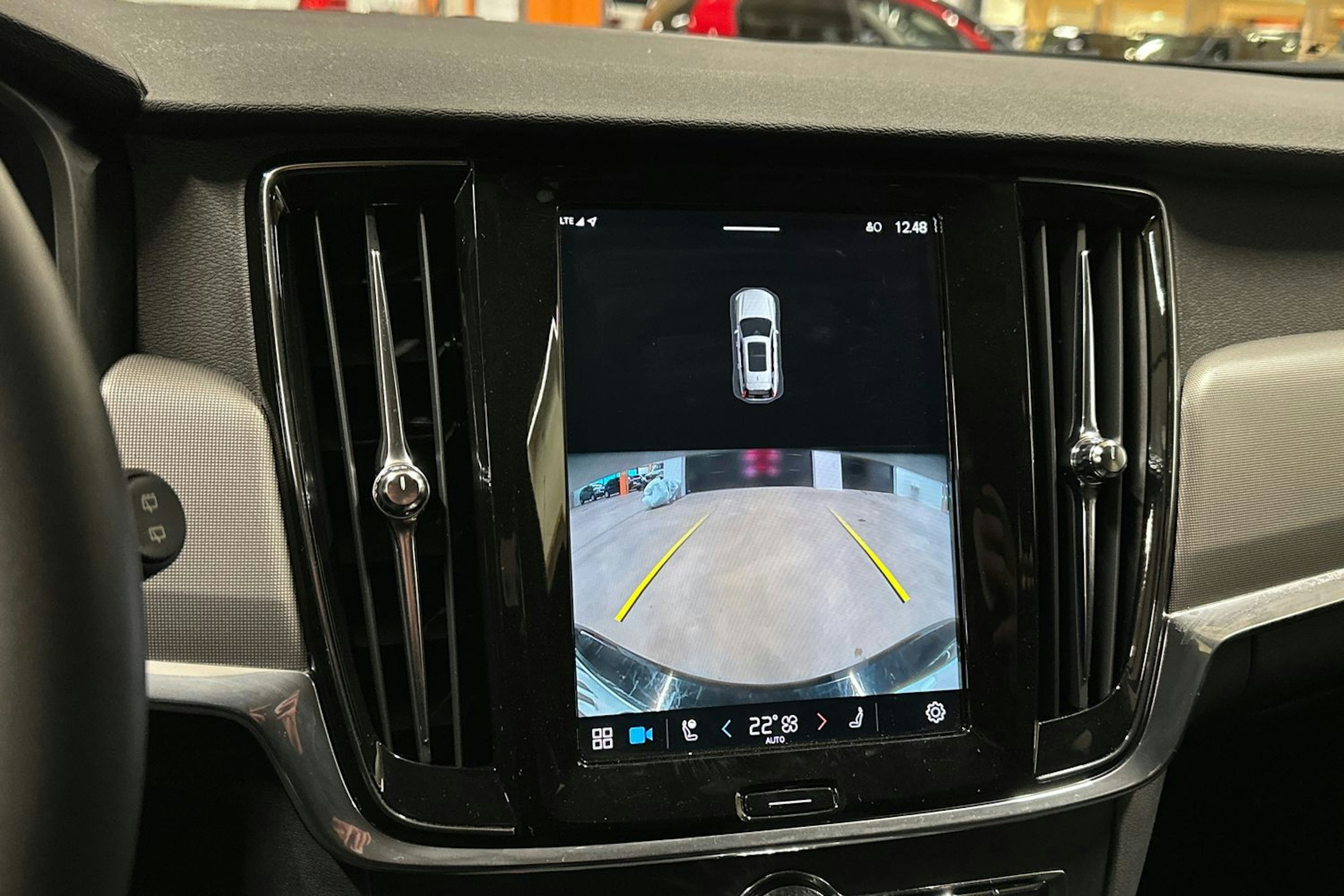 musta Volvo V90 2023 kuva 15.