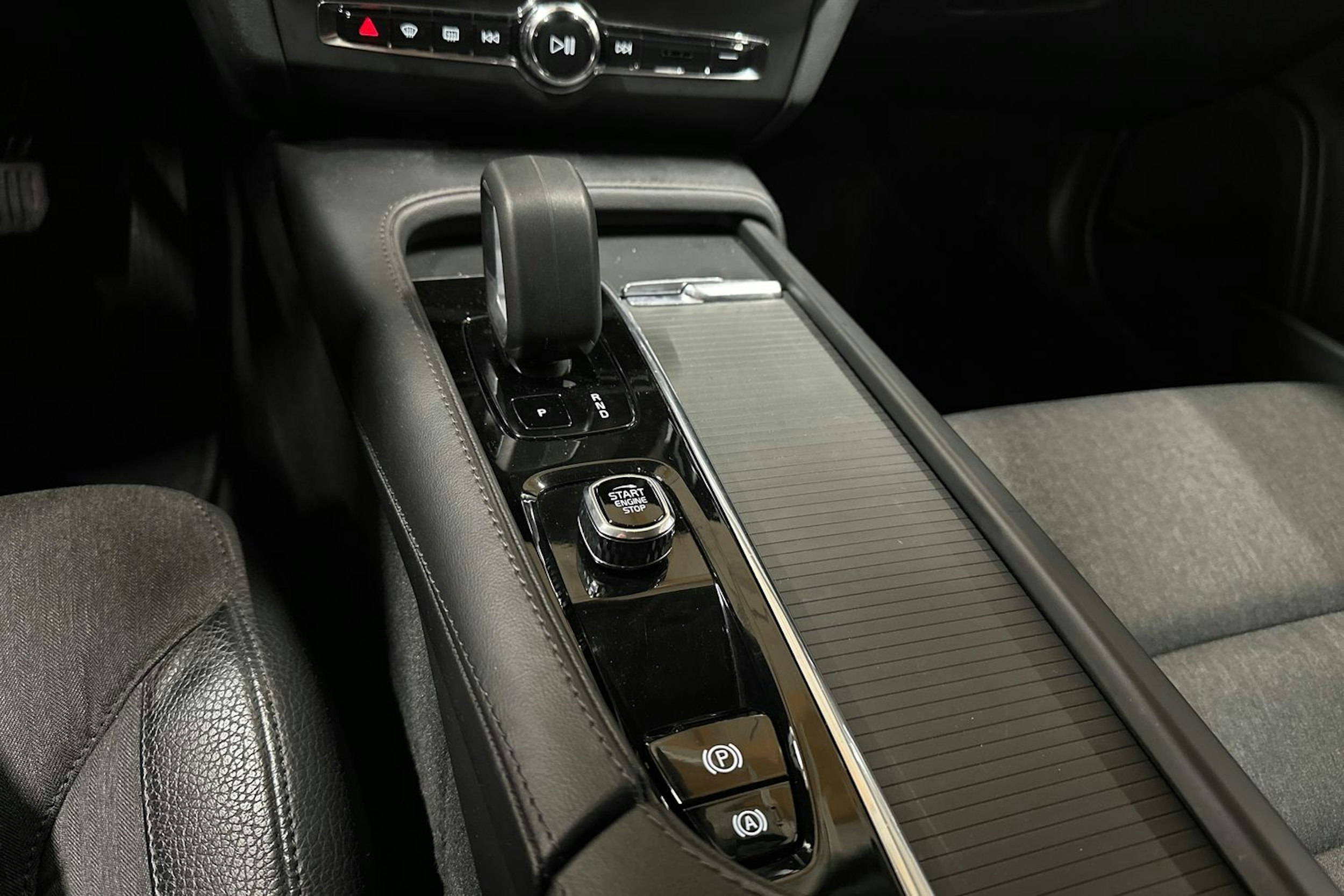 musta Volvo V90 2023 kuva 20.