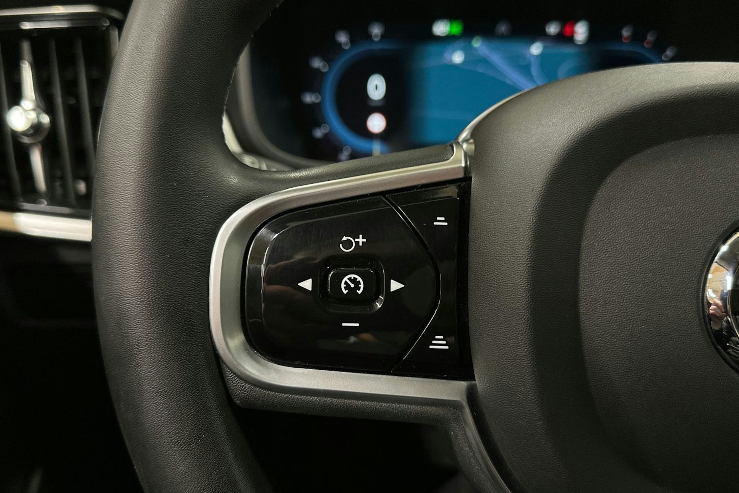 musta Volvo V90 2023 kuva 23.