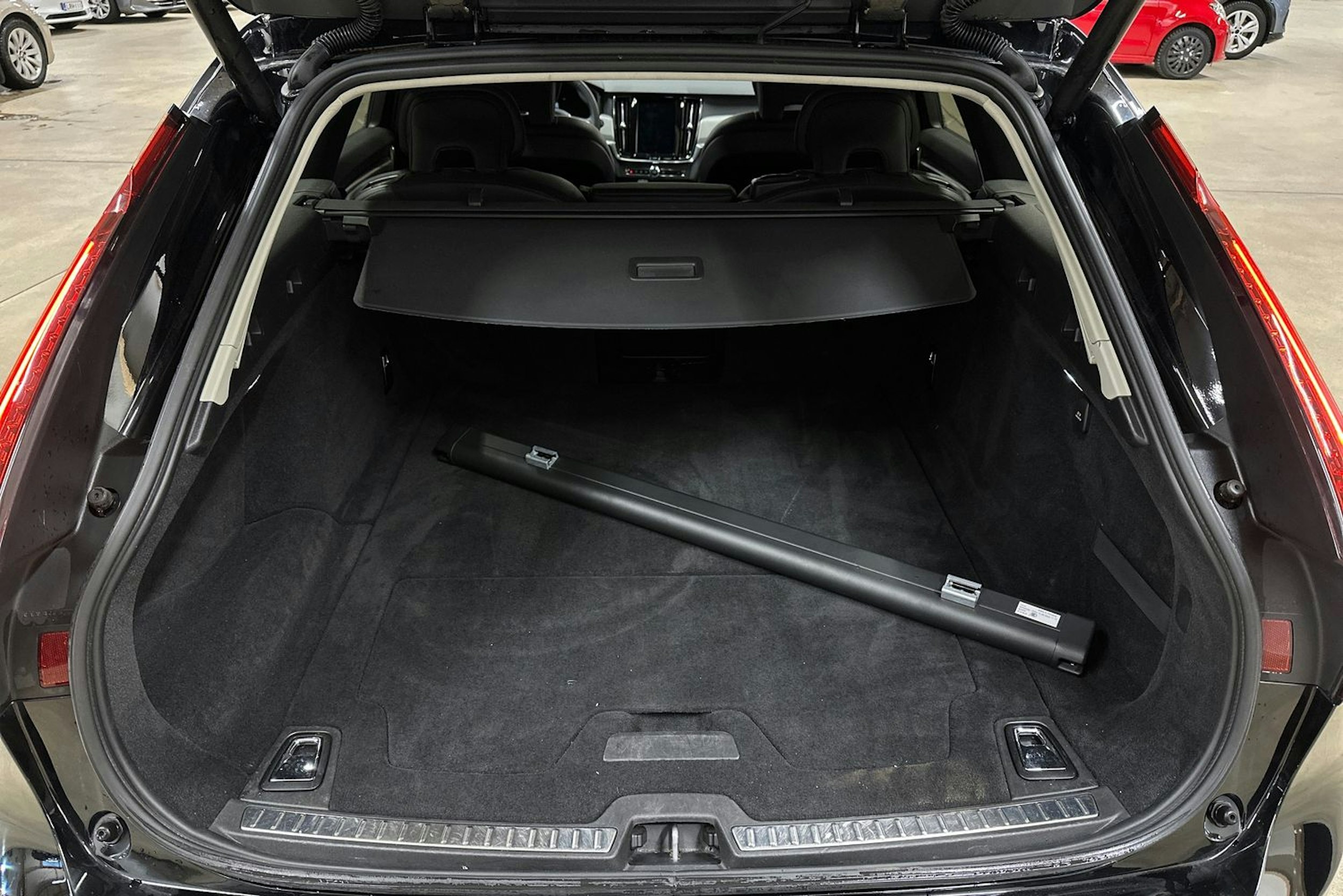 musta Volvo V90 2023 kuva 25.