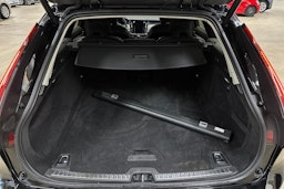 musta Volvo V90 2023 kuva 25.