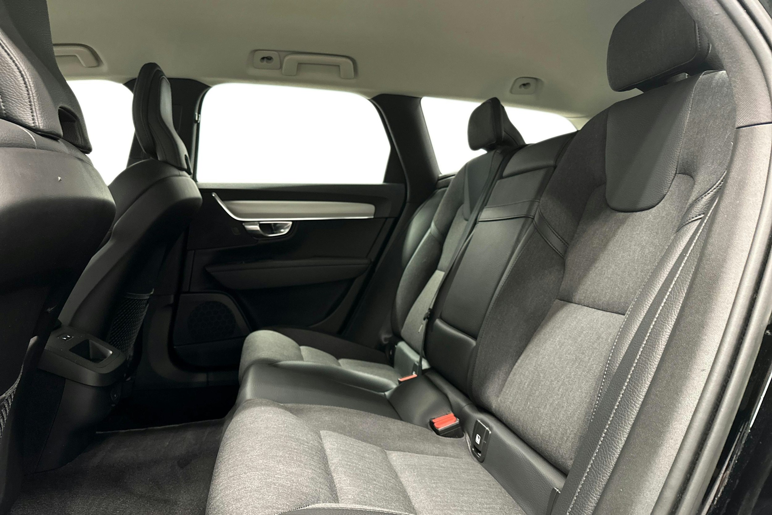musta Volvo V90 2023 kuva 10.