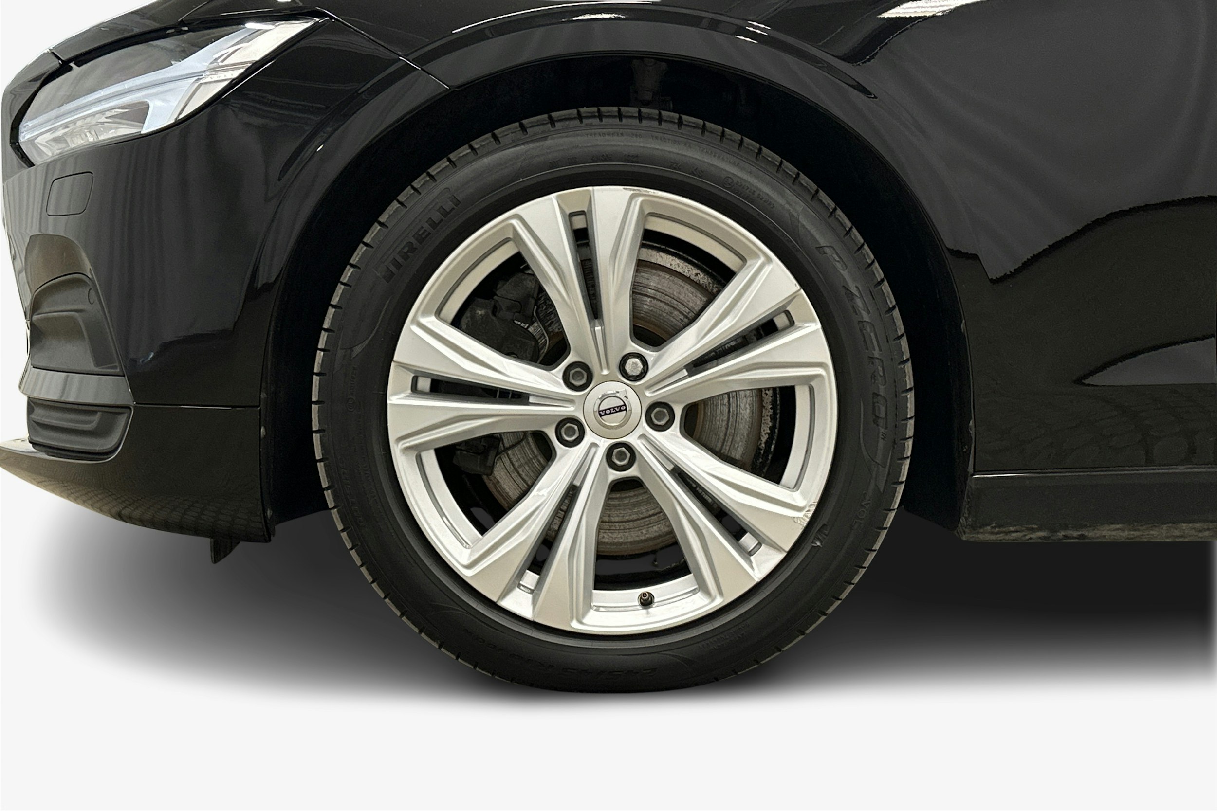 musta Volvo V90 2023 kuva 11.