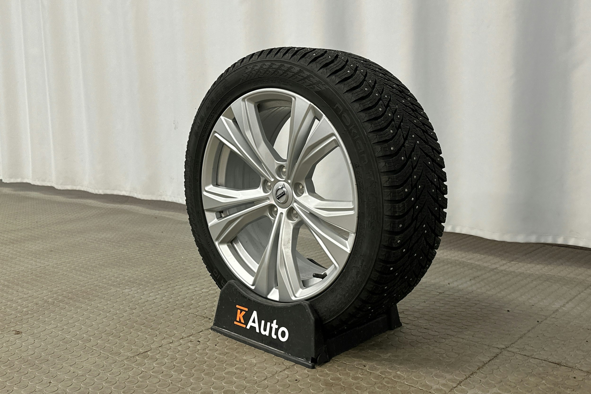 musta Volvo V90 2023 kuva 13.