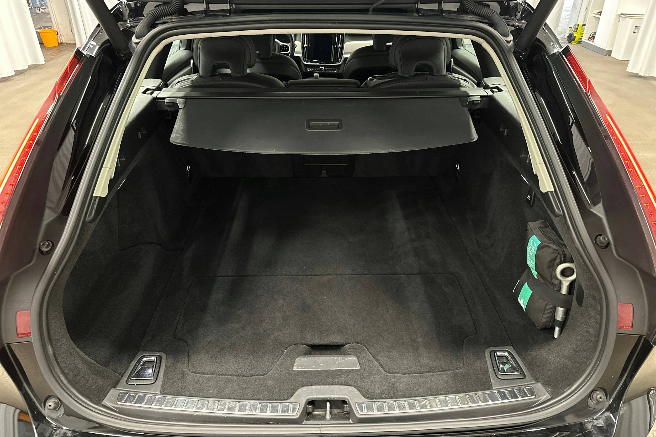musta Volvo V90 2023 kuva 14.