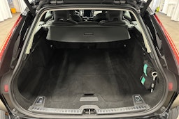 musta Volvo V90 2023 kuva 14.