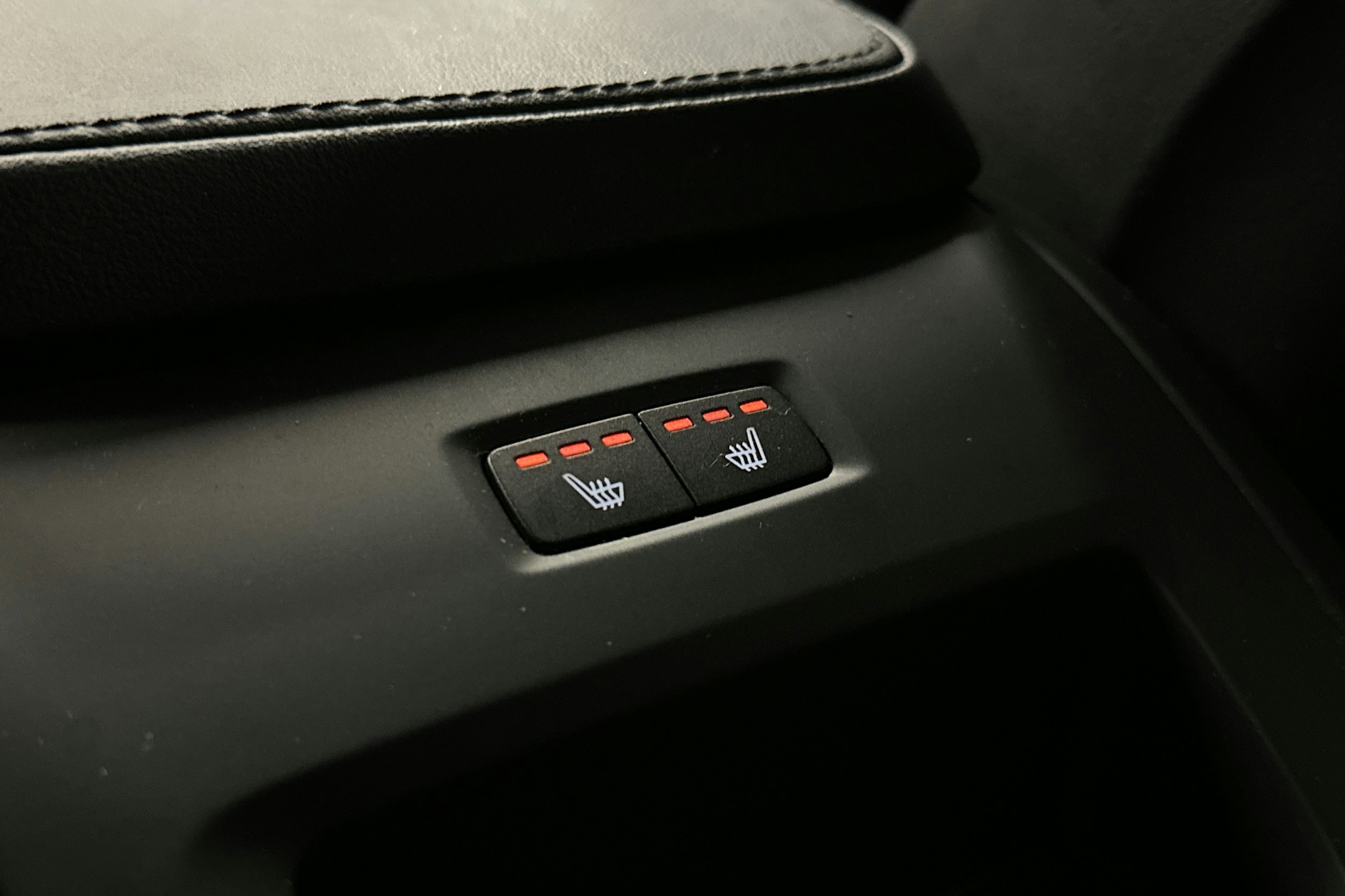 musta Volvo V90 2023 kuva 16.