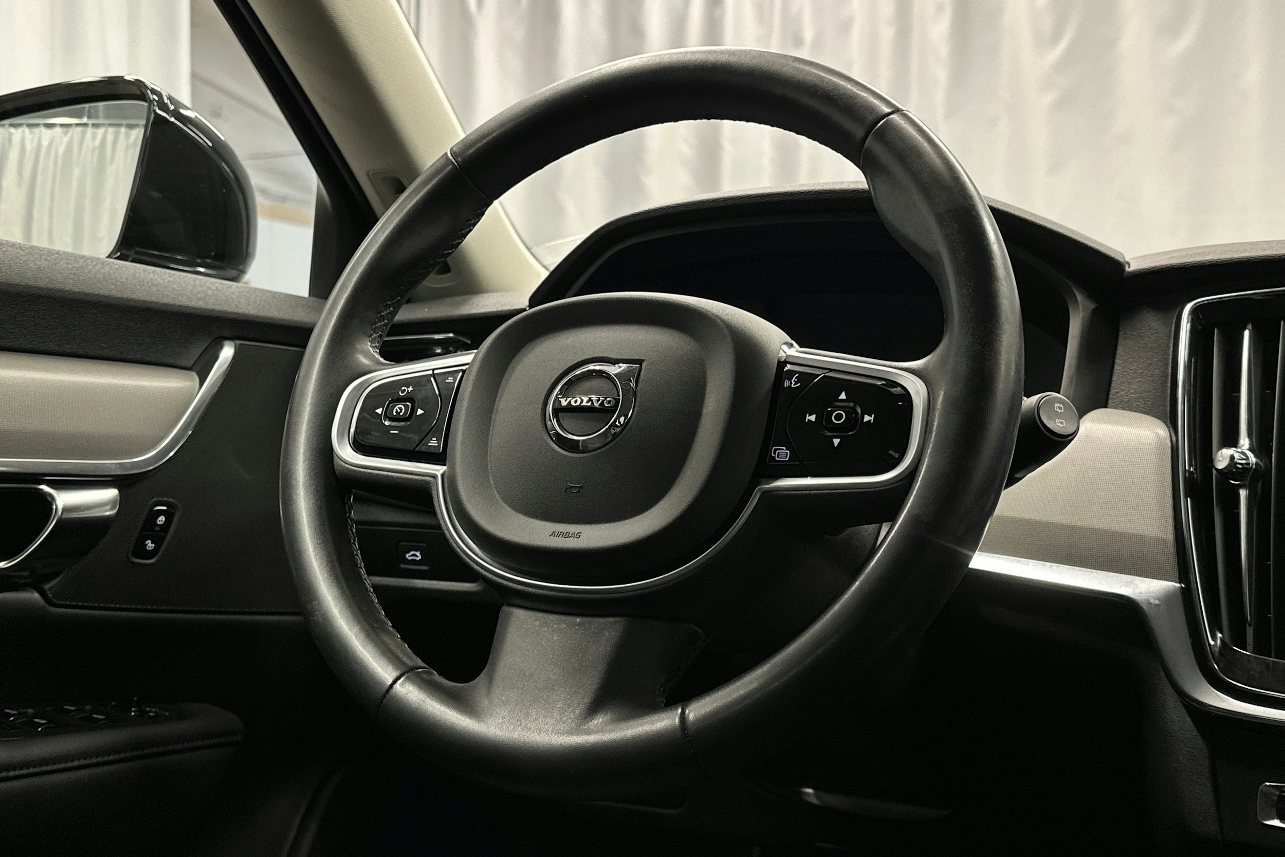 musta Volvo V90 2023 kuva 18.
