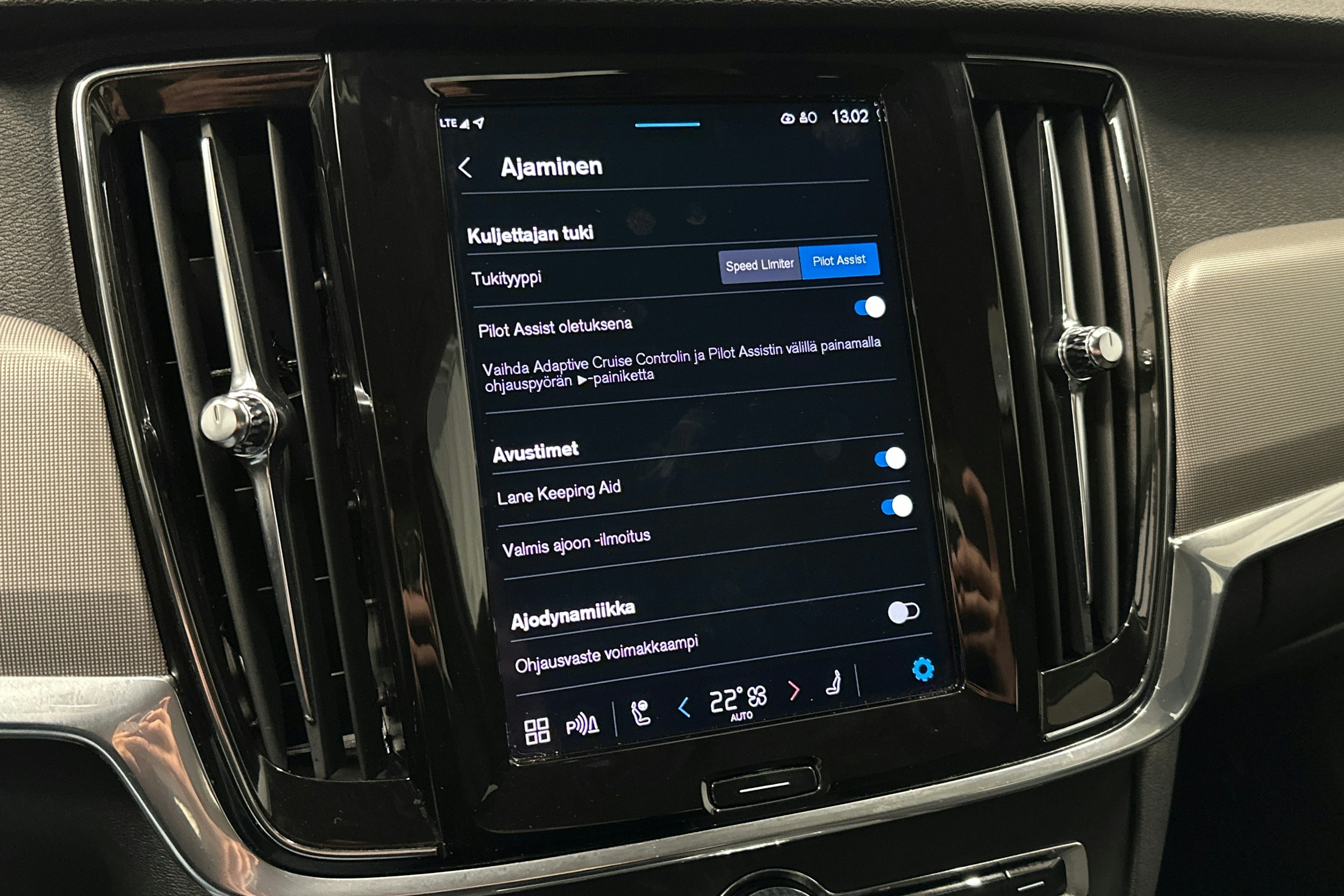 musta Volvo V90 2023 kuva 23.