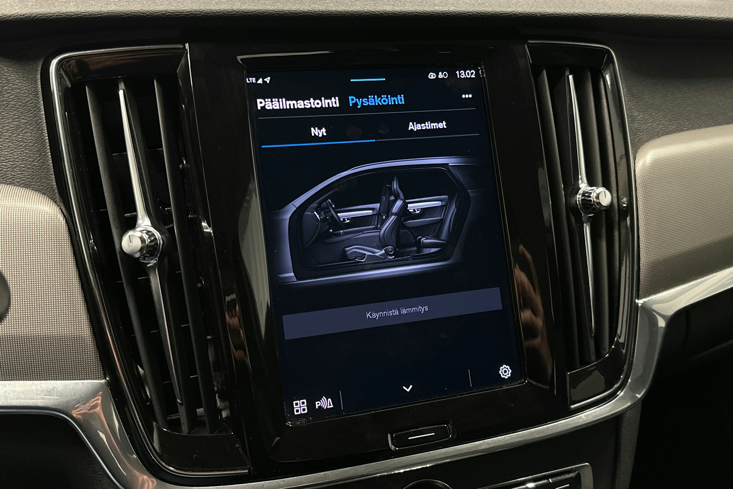 musta Volvo V90 2023 kuva 25.