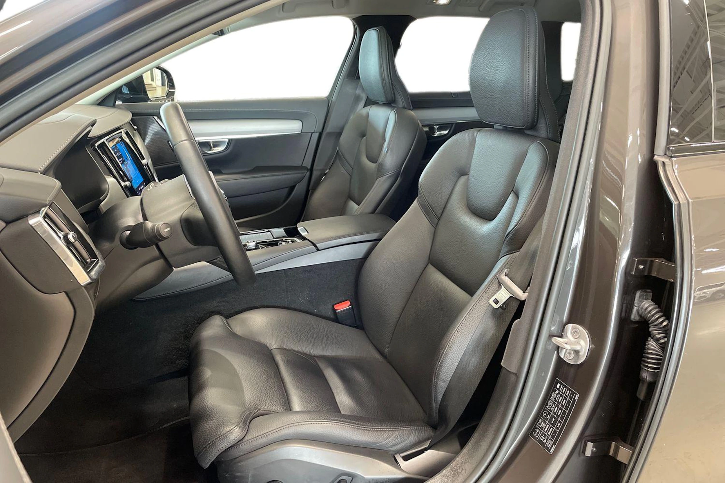 Musta Volvo V90 2023 kuva 6.