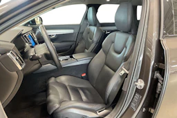 Musta Volvo V90 2023 kuva 6.