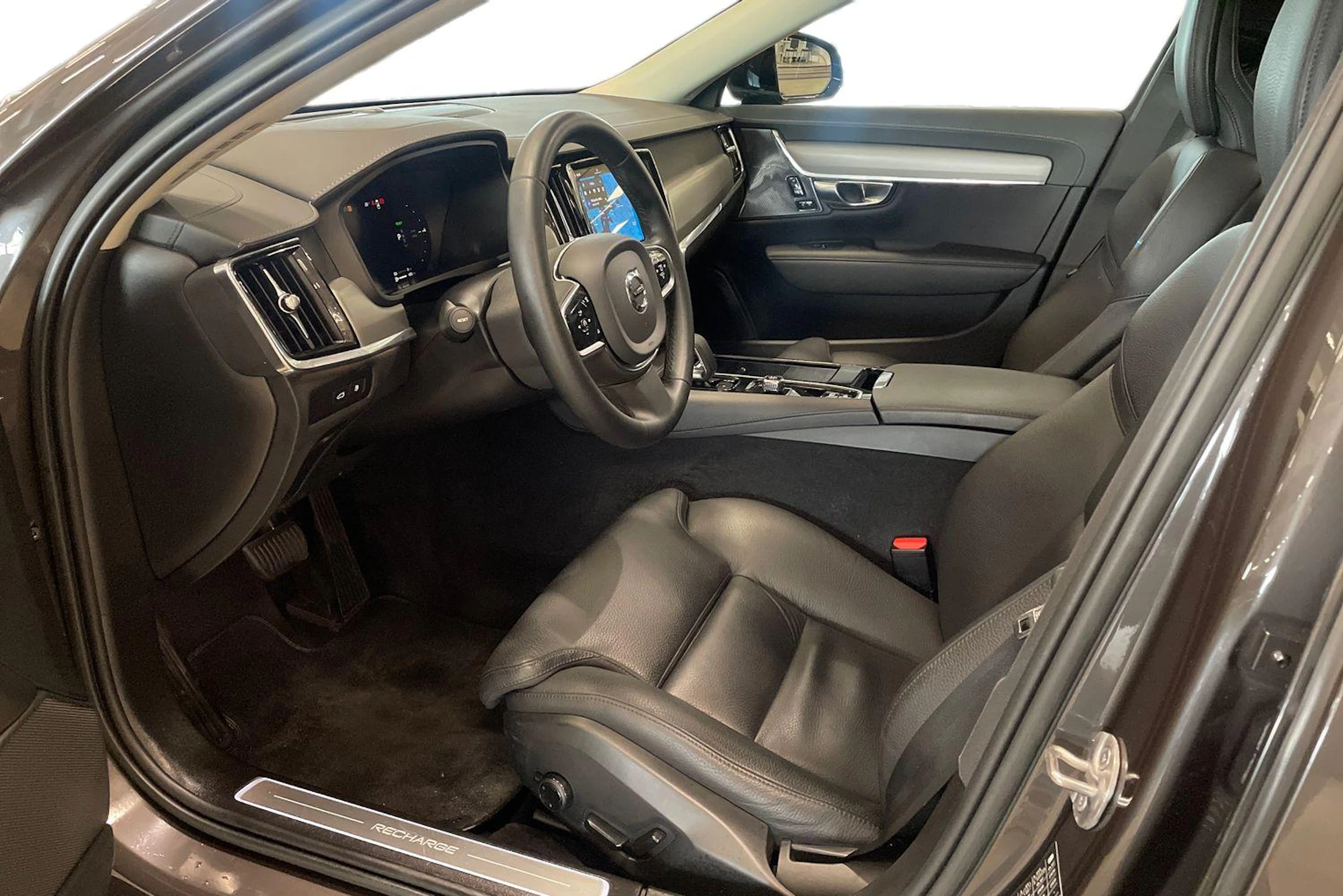 Musta Volvo V90 2023 kuva 7.
