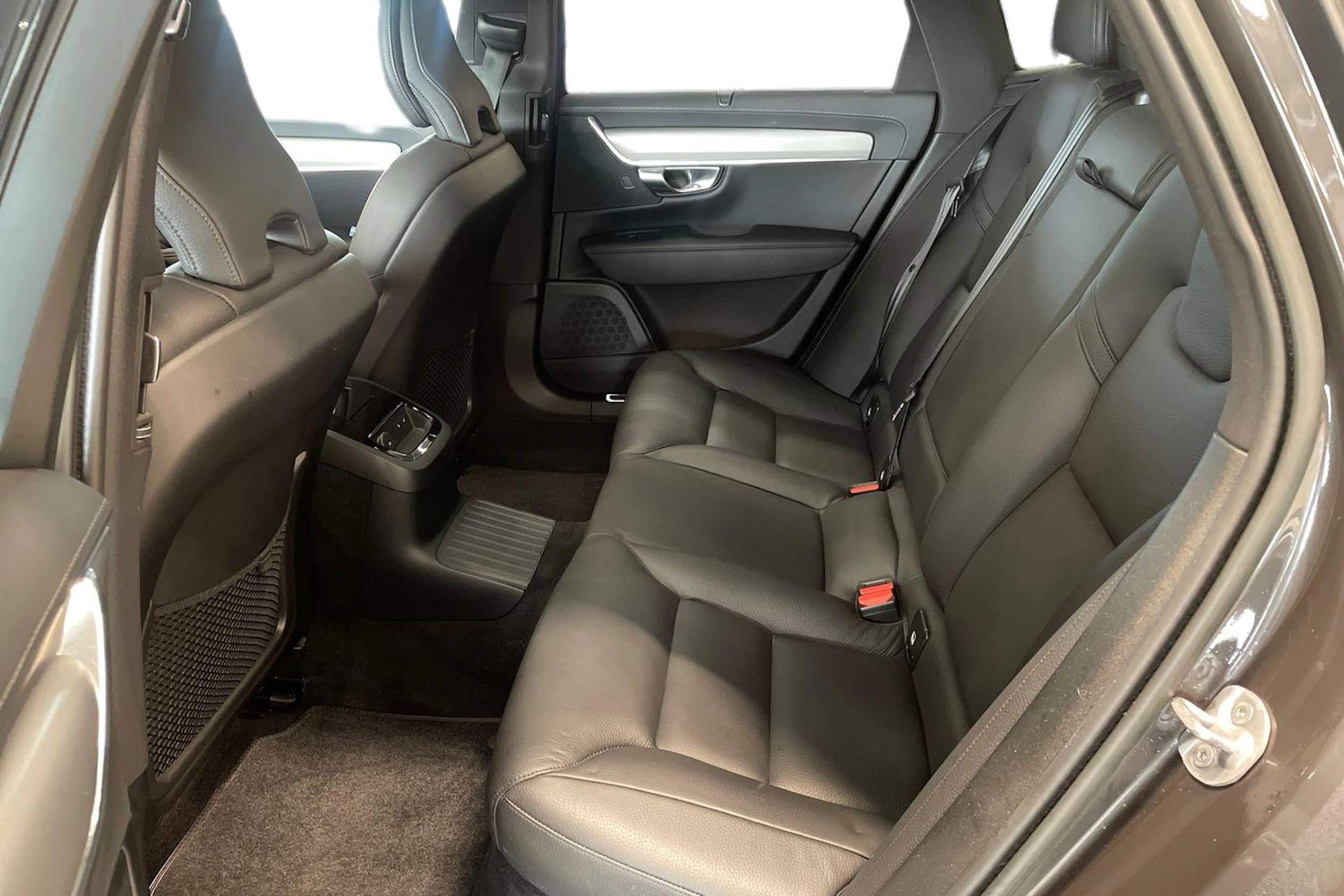 Musta Volvo V90 2023 kuva 8.