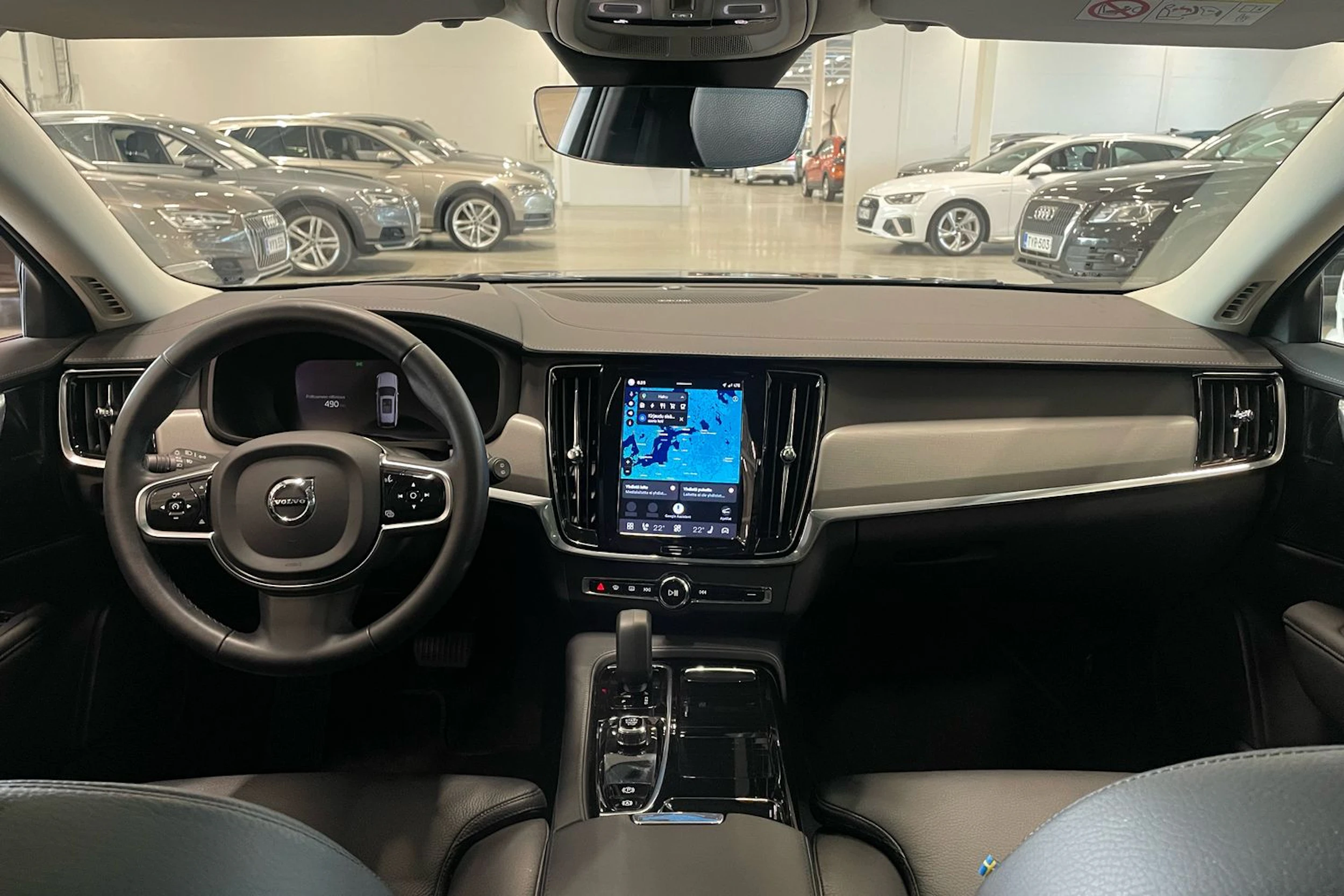 Musta Volvo V90 2023 kuva 12.