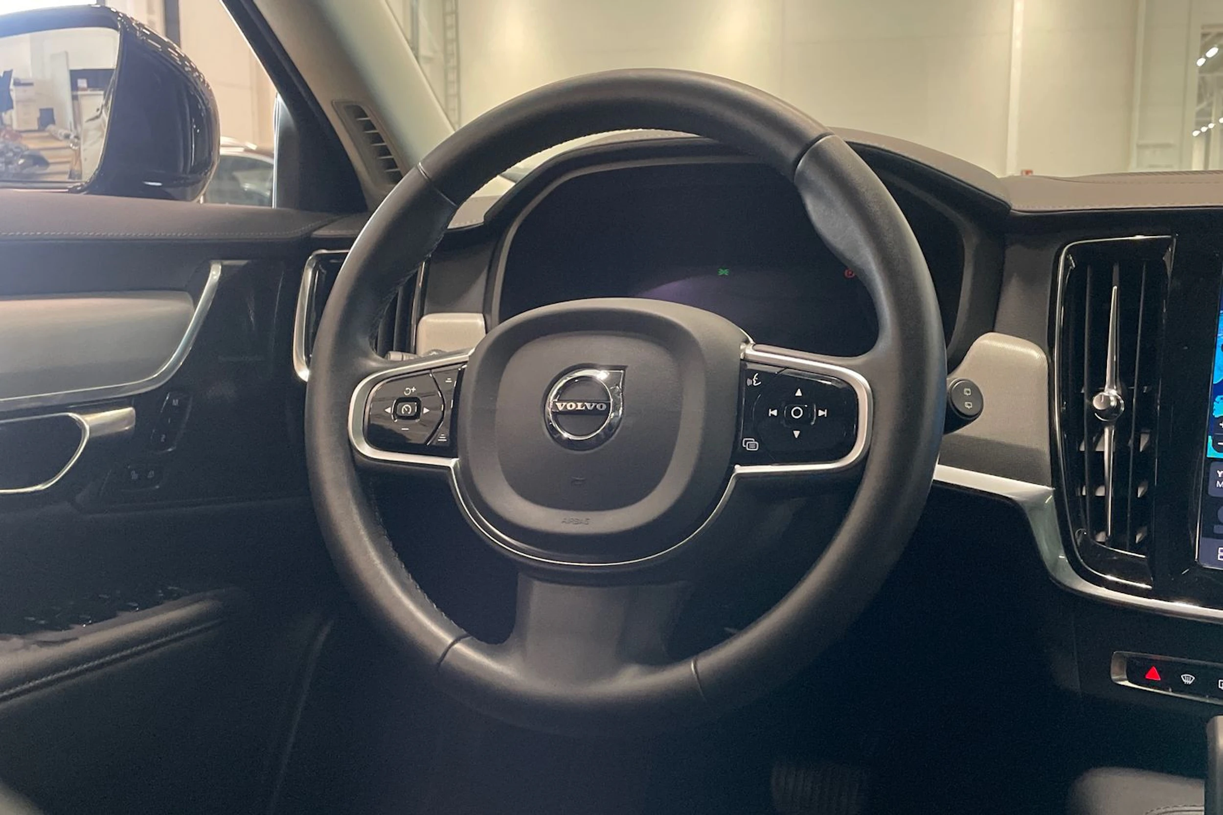 Musta Volvo V90 2023 kuva 13.