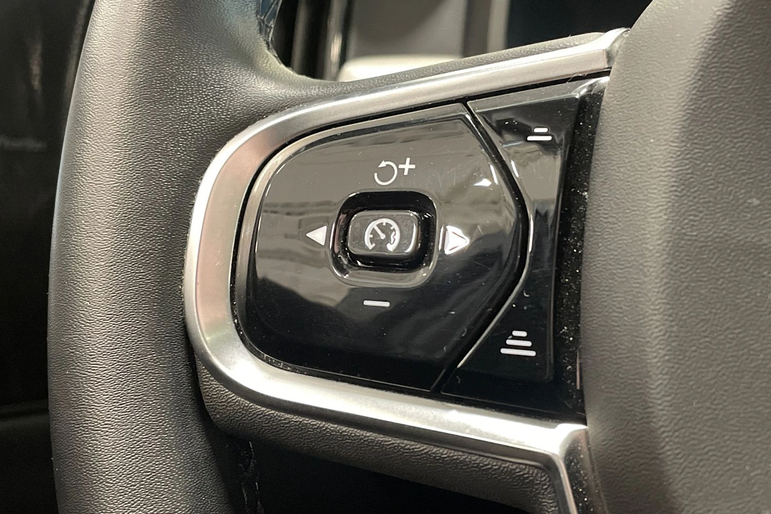 Musta Volvo V90 2023 kuva 17.