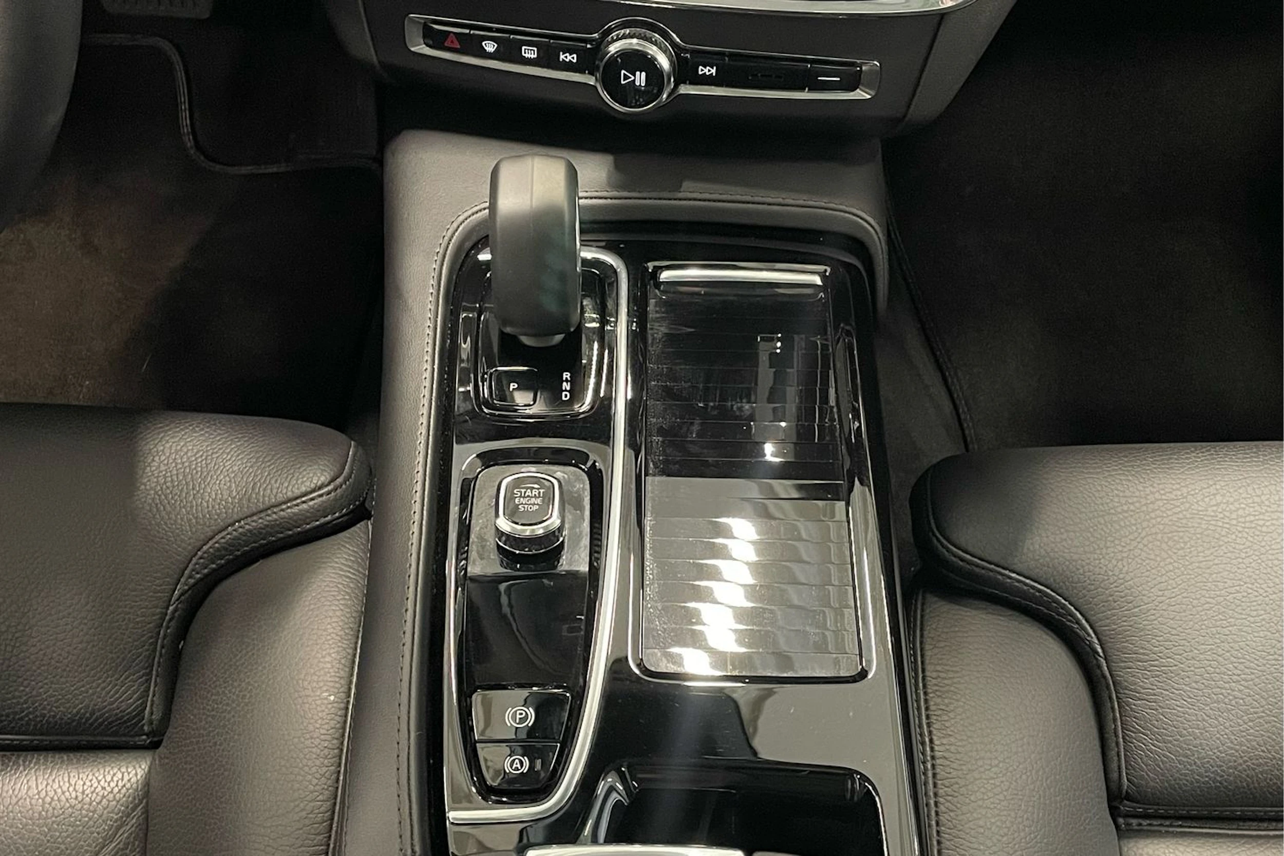 Musta Volvo V90 2023 kuva 31.