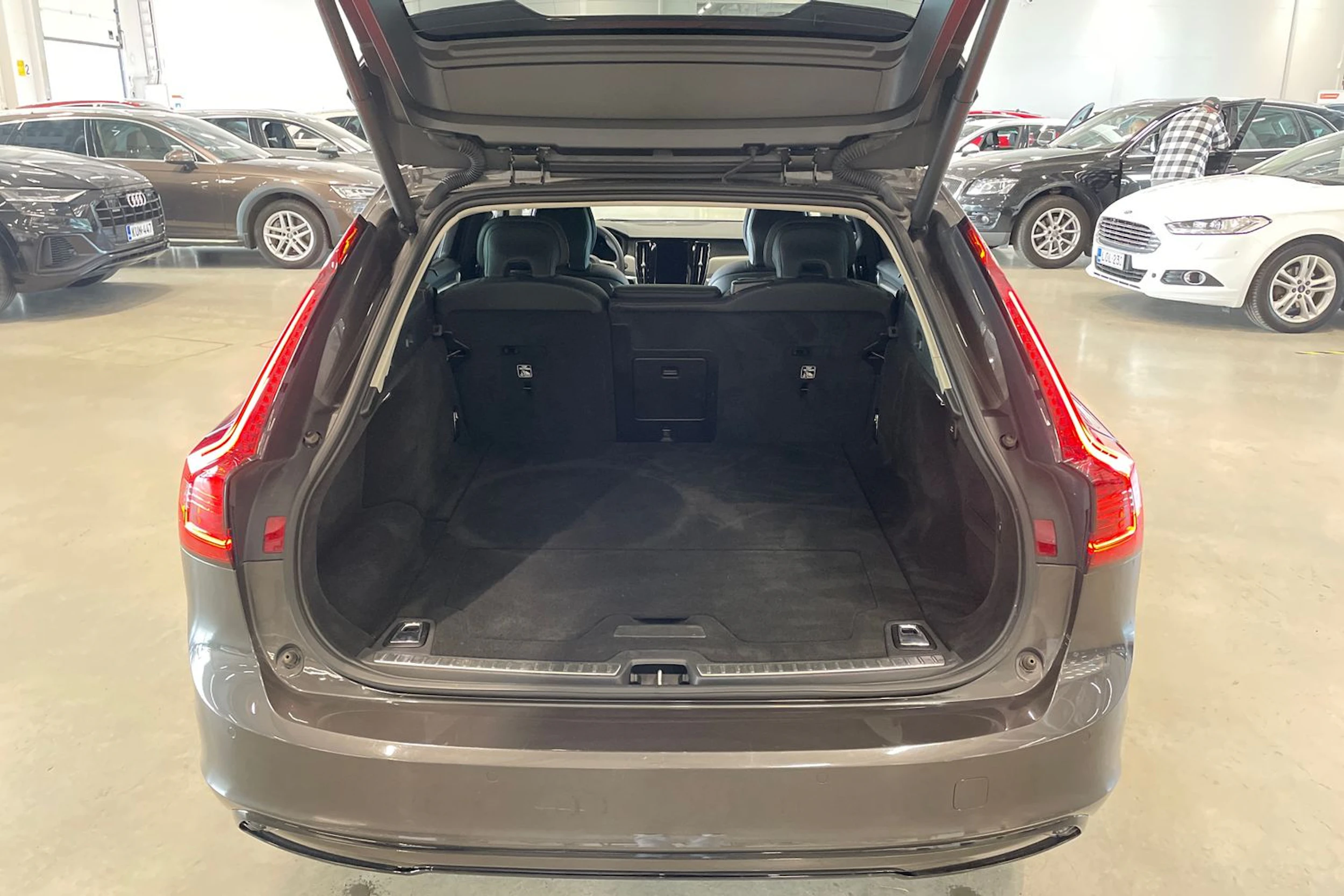 Musta Volvo V90 2023 kuva 34.