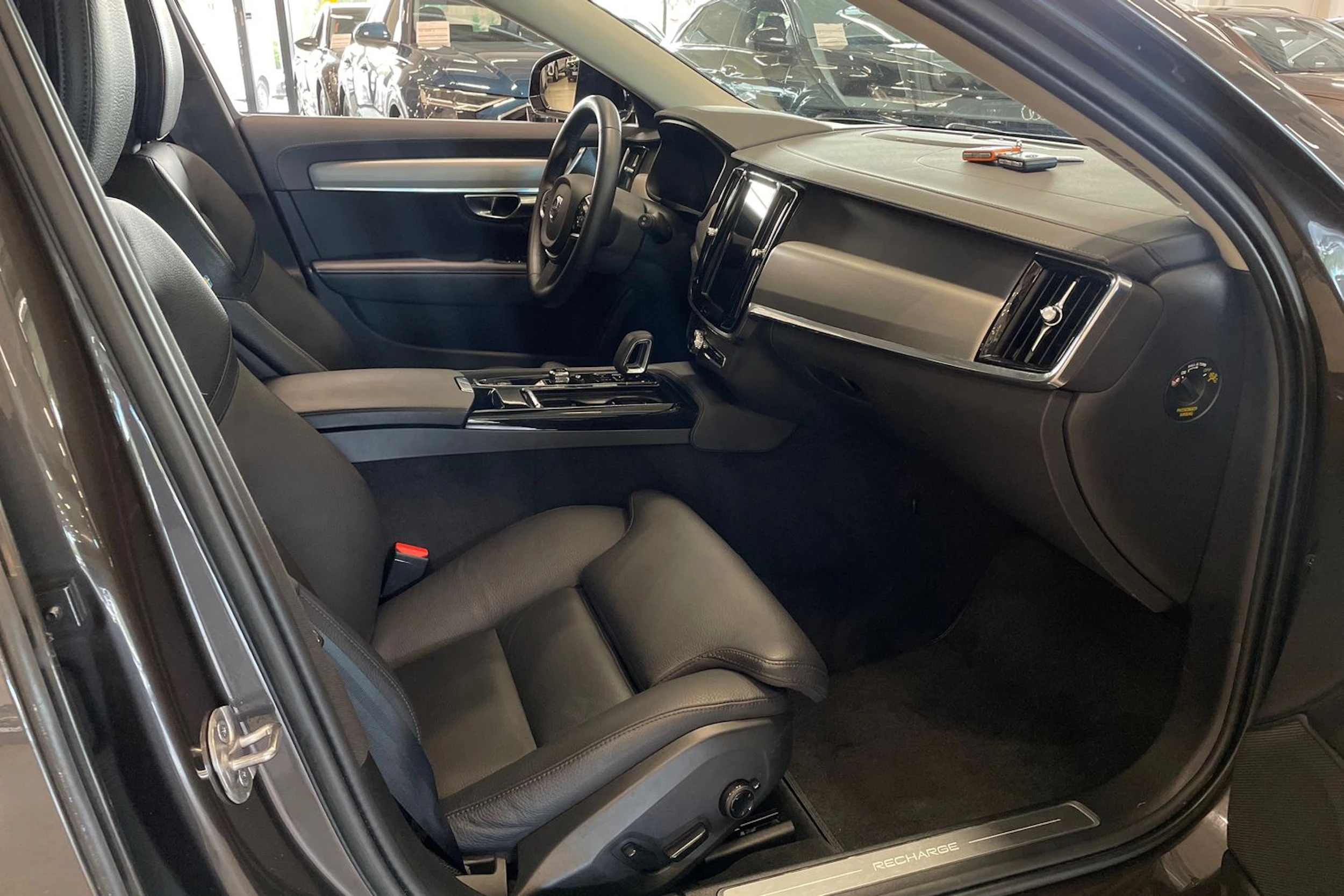 Musta Volvo V90 2023 kuva 39.