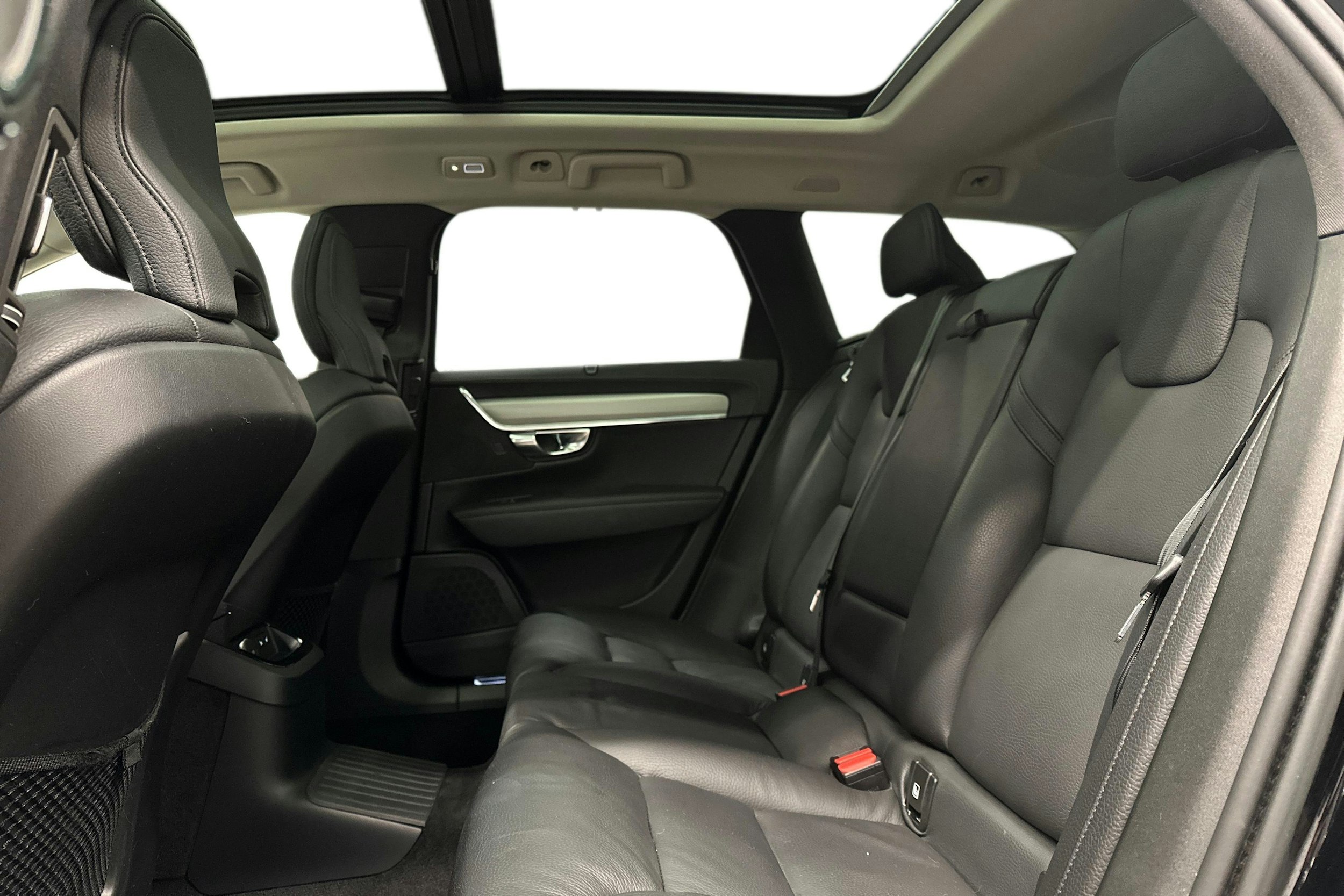 musta Volvo V90 2023 kuva 10.